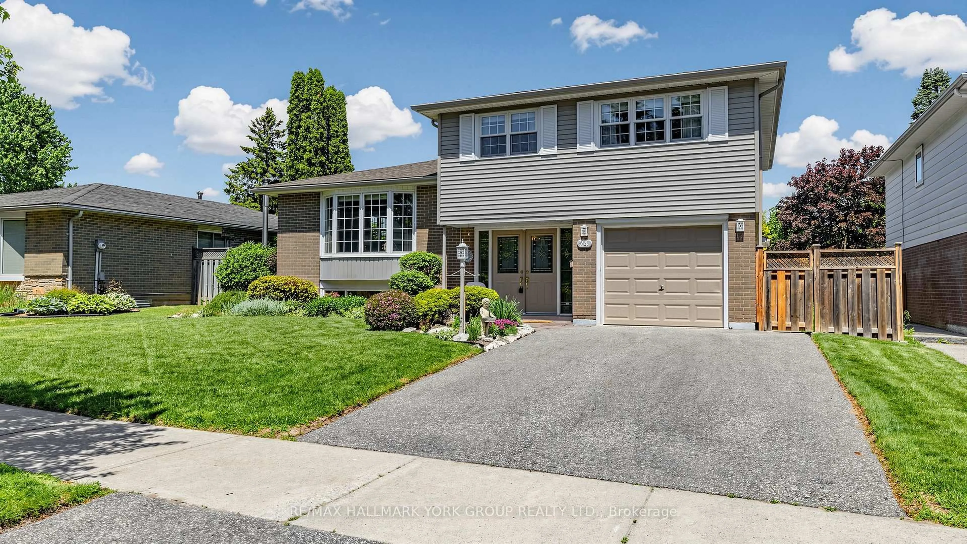 Home with vinyl exterior material, street for 24 Devins Dr, Aurora Ontario L4G 2Z1