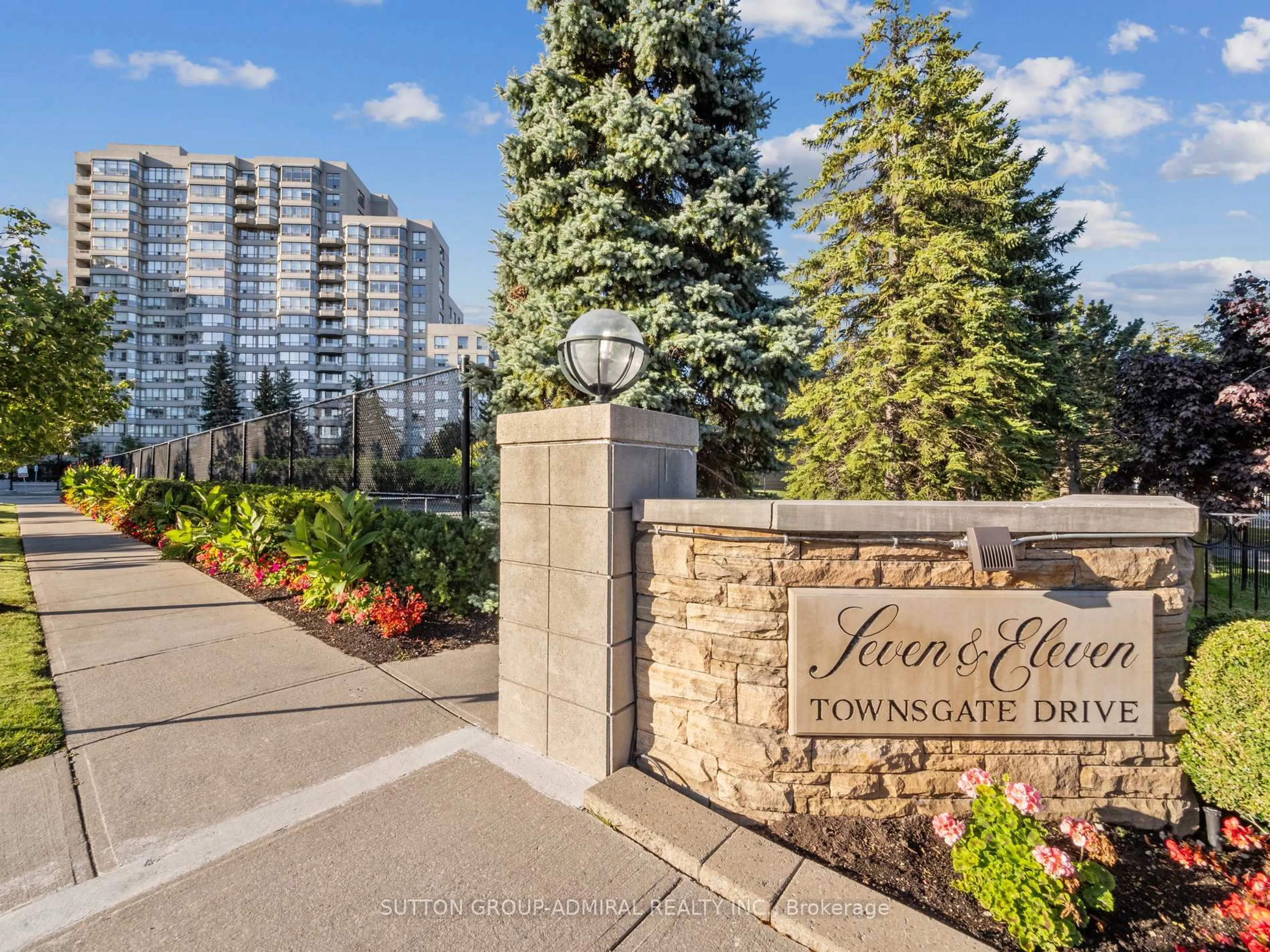 Indoor foyer for 7 Townsgate Dr #604, Vaughan Ontario L4J 7Z9
