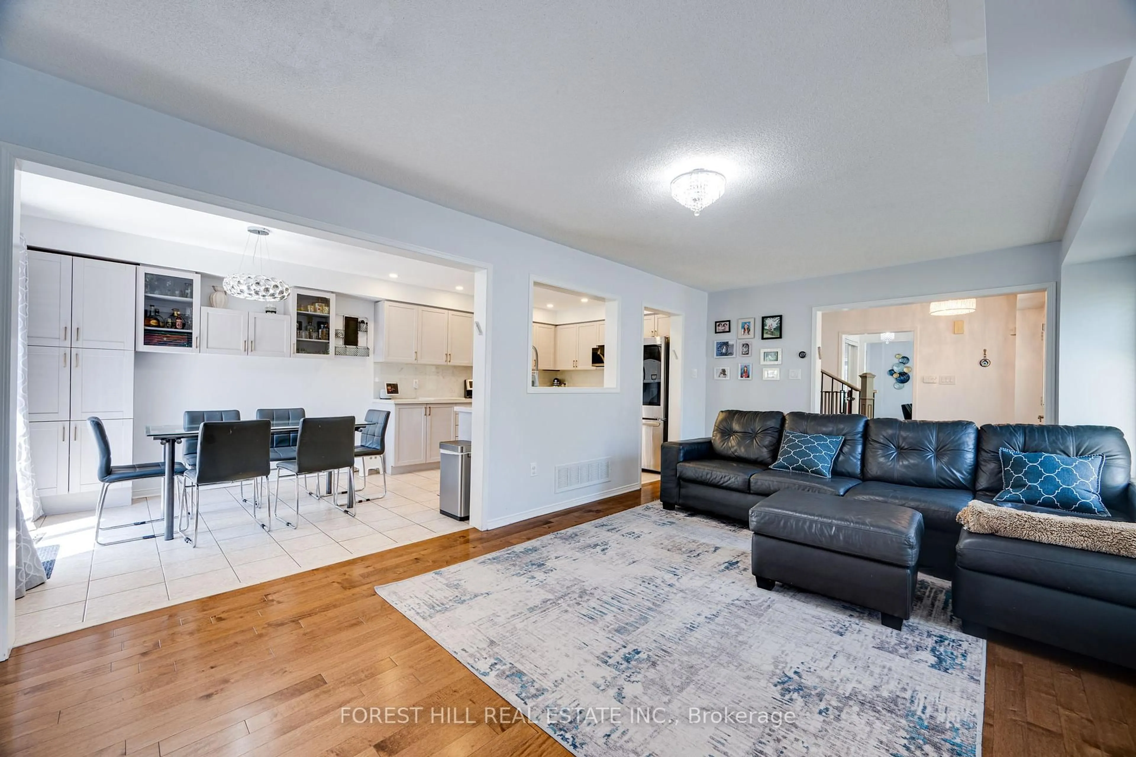 Living room with furniture, unknown for 59 Banbrooke Cres, Newmarket Ontario L3X 2W9