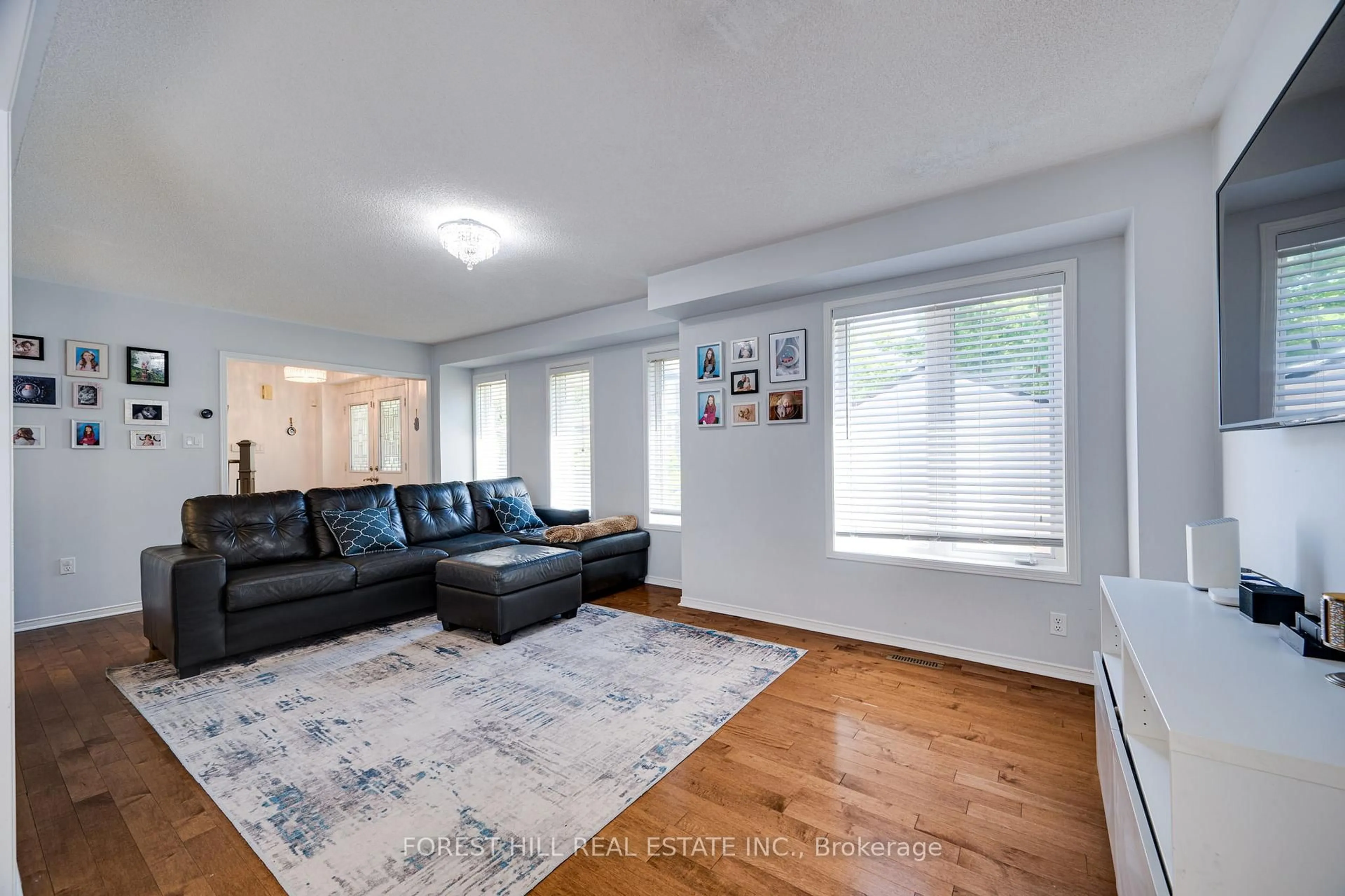 Living room with furniture, unknown for 59 Banbrooke Cres, Newmarket Ontario L3X 2W9