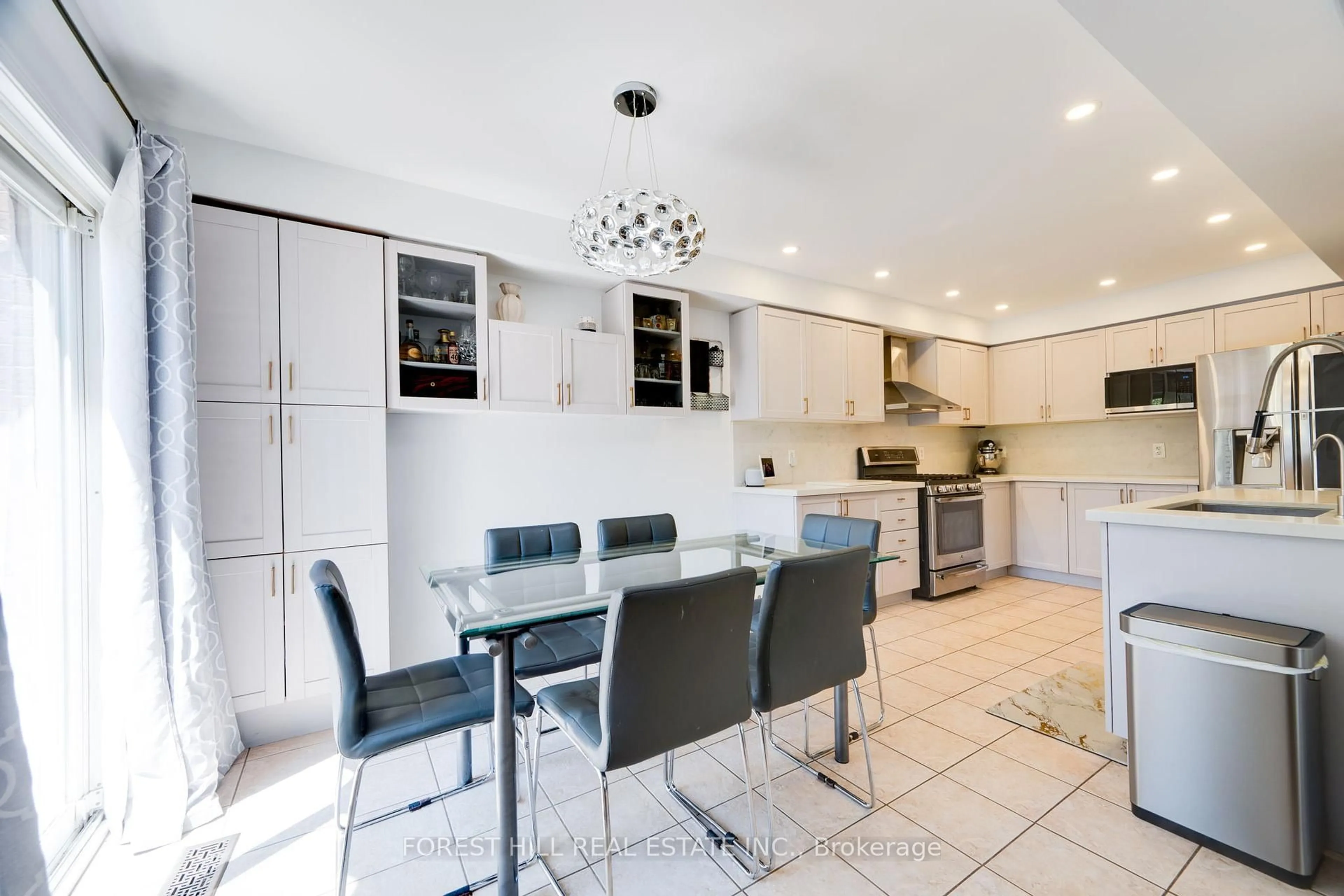 Contemporary kitchen, ceramic/tile floor for 59 Banbrooke Cres, Newmarket Ontario L3X 2W9