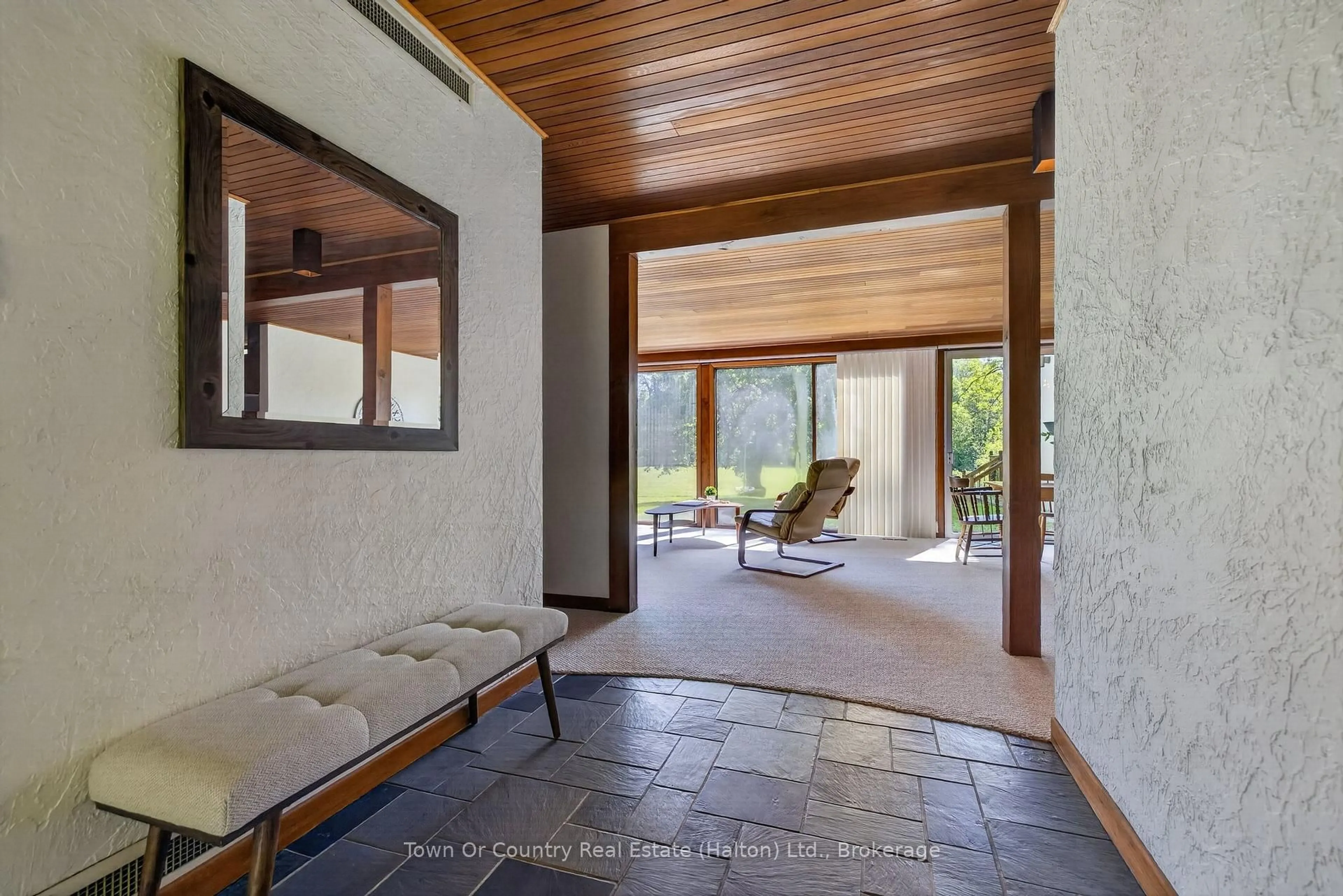 Indoor entryway for 1127 Adjala Tecumseth Townline, New Tecumseth Ontario L0G 1W0