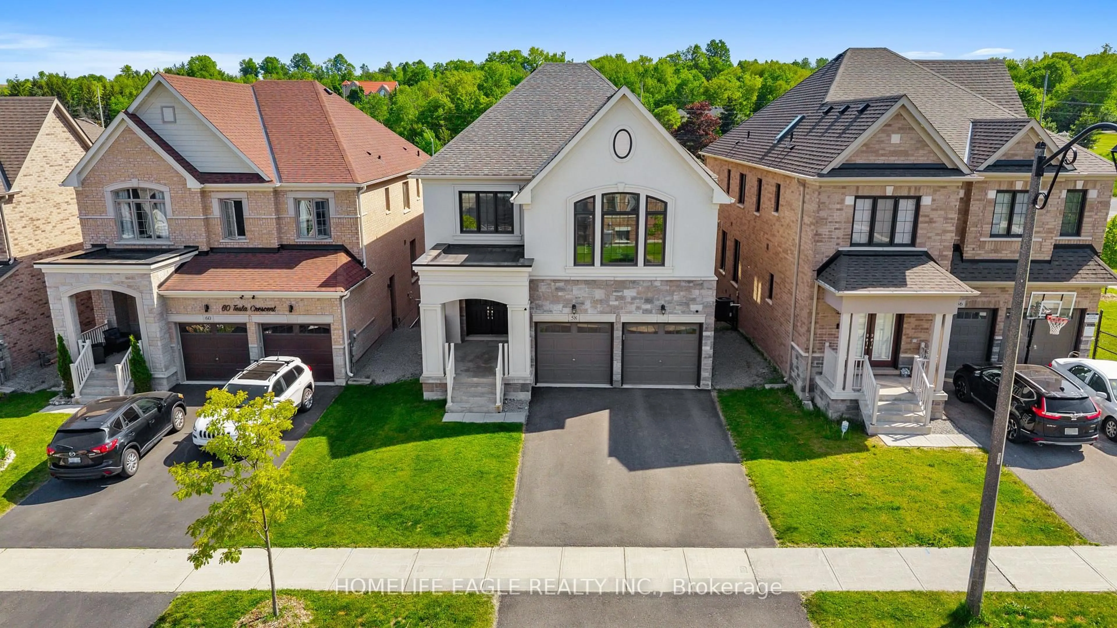 A pic from outside/outdoor area/front of a property/back of a property/a pic from drone, street for 58 Tesla Cres, East Gwillimbury Ontario L9N 0T3