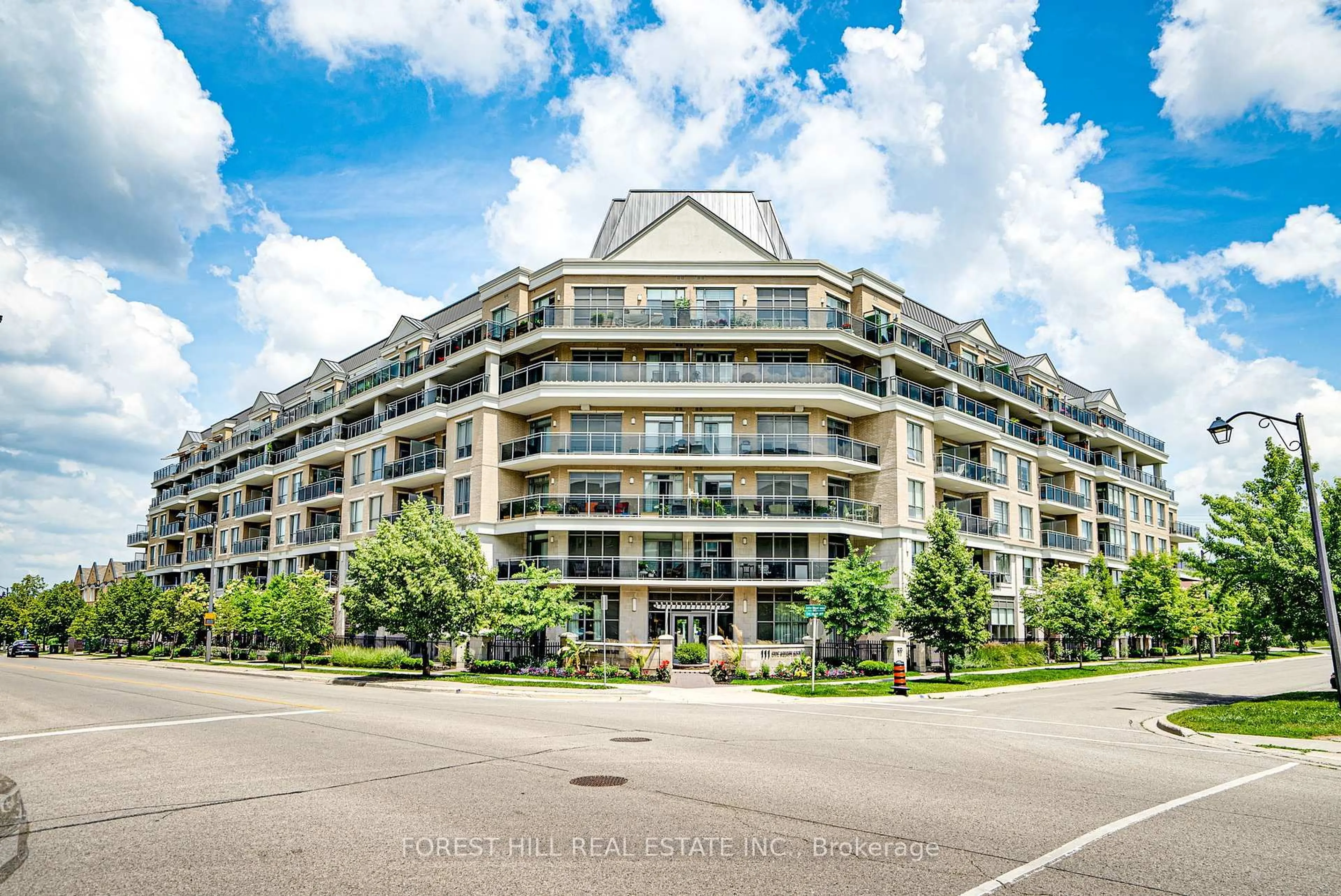A pic from outside/outdoor area/front of a property/back of a property/a pic from drone, building for 111 Civic Square Gate #609, Aurora Ontario L4G 0S6