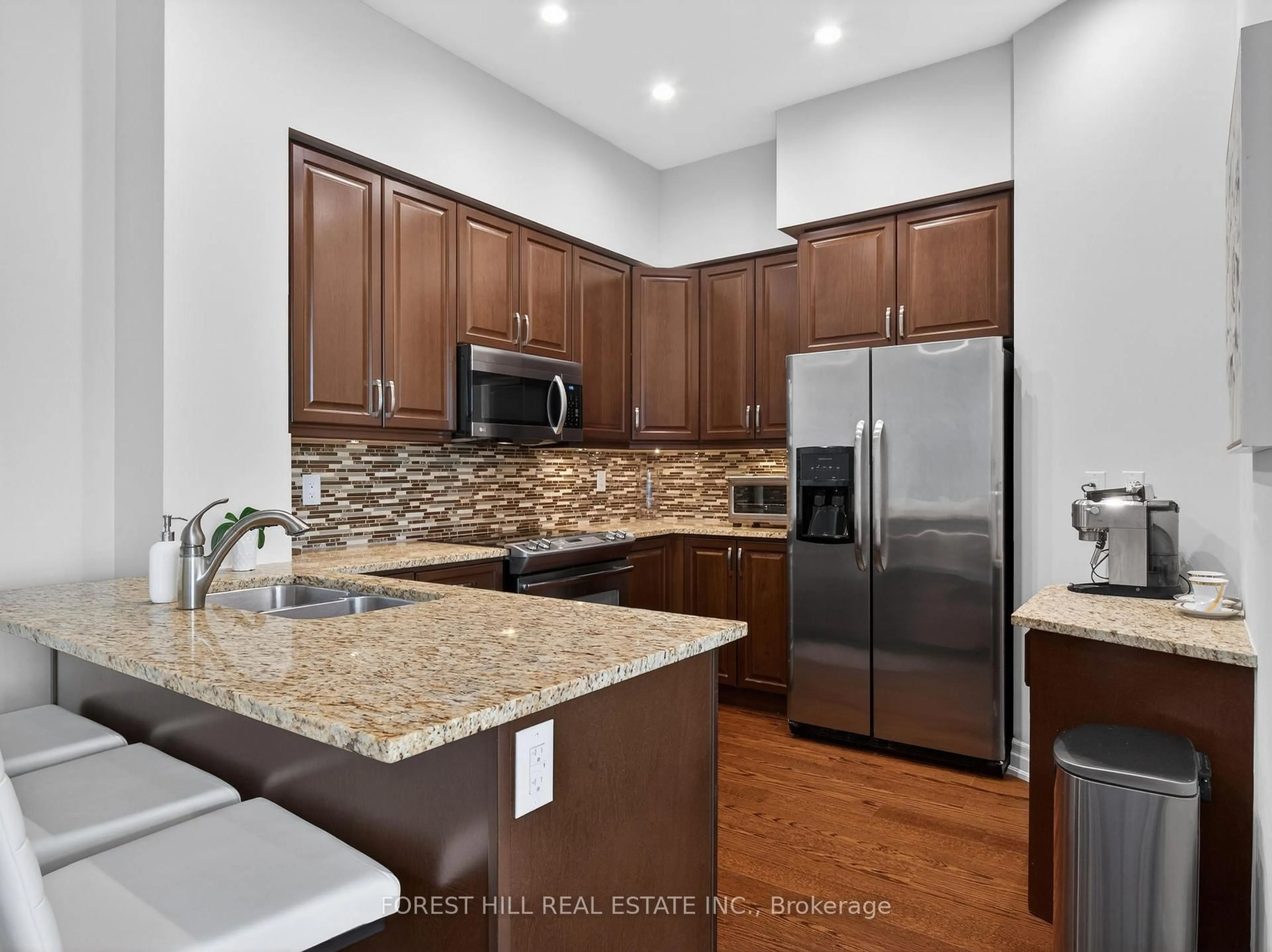 Open concept kitchen, ceramic/tile floor for 111 Civic Square Gate #609, Aurora Ontario L4G 0S6