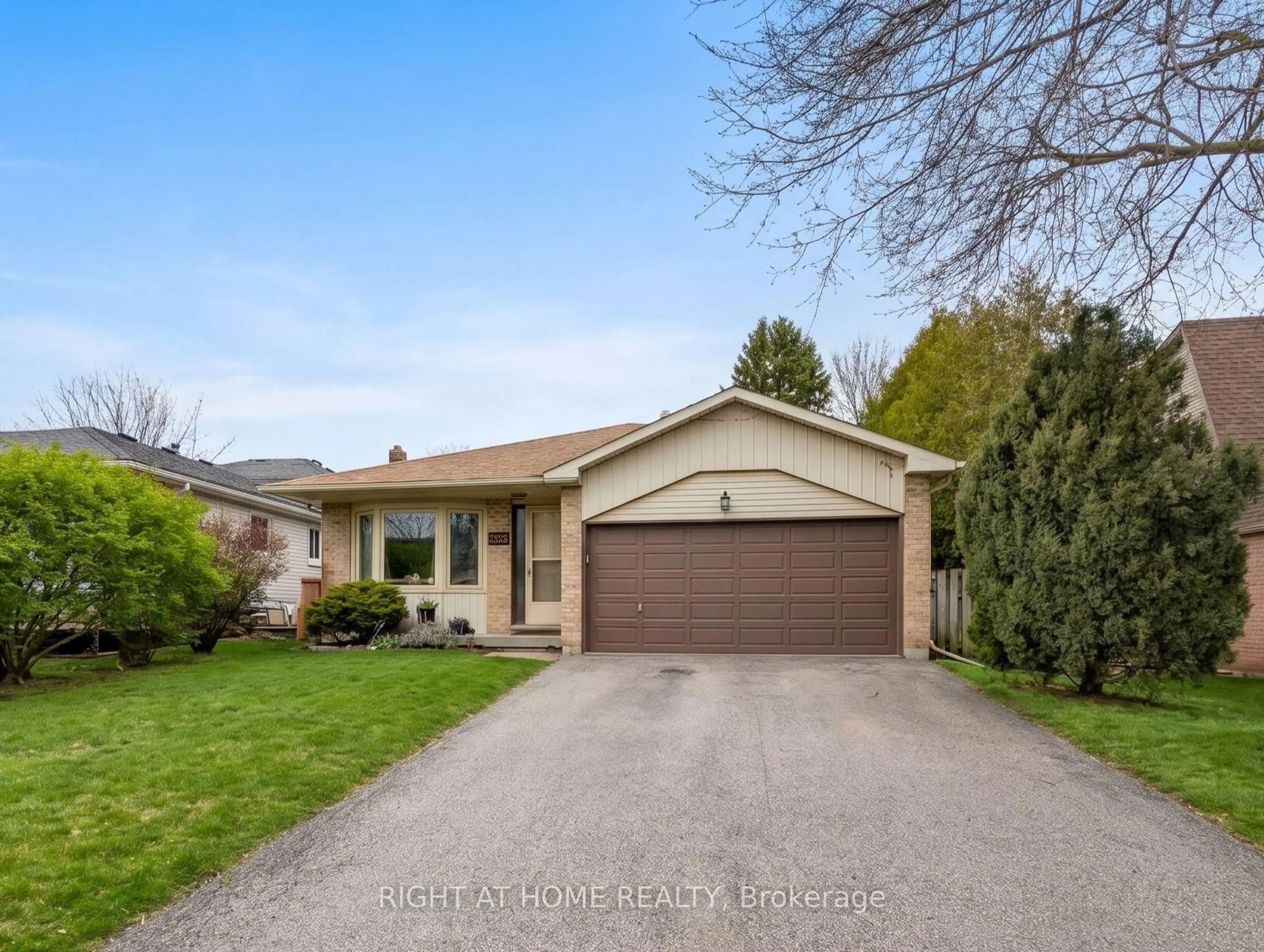 Home with brick exterior material, street for 505 London Rd, Newmarket Ontario L3Y 6E4
