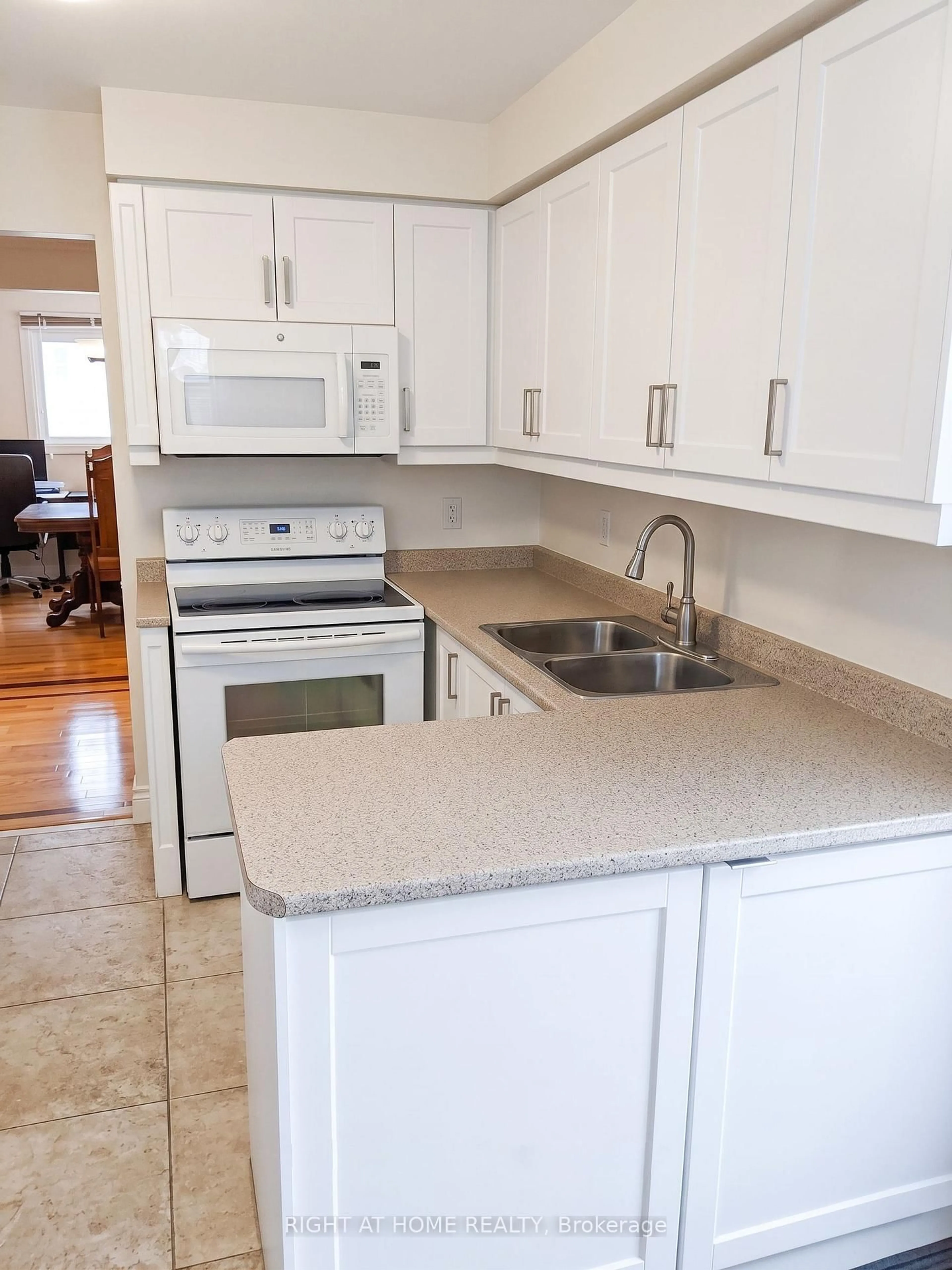 Standard kitchen, unknown for 505 London Rd, Newmarket Ontario L3Y 6E4