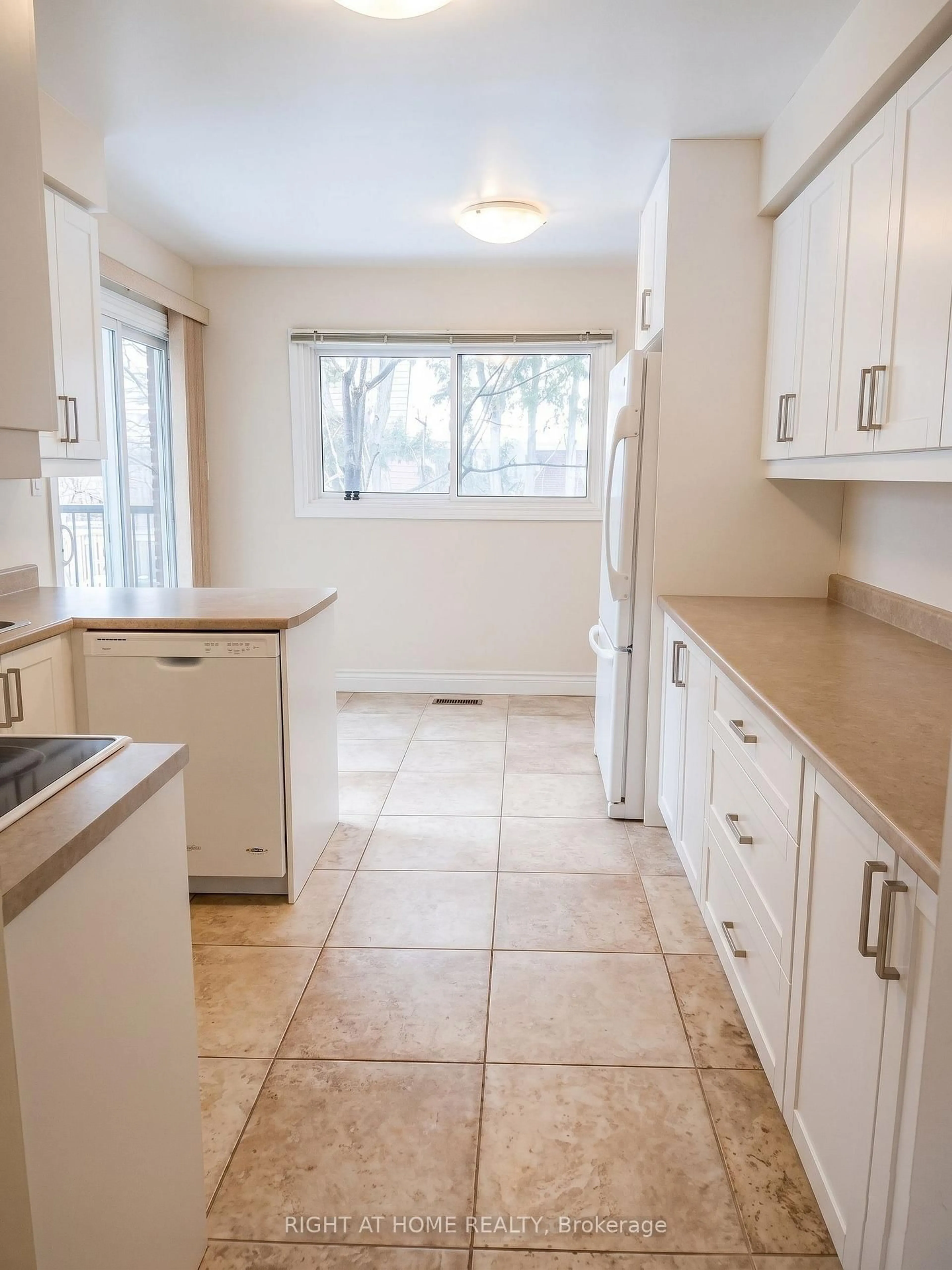 Standard kitchen, ceramic/tile floor for 505 London Rd, Newmarket Ontario L3Y 6E4