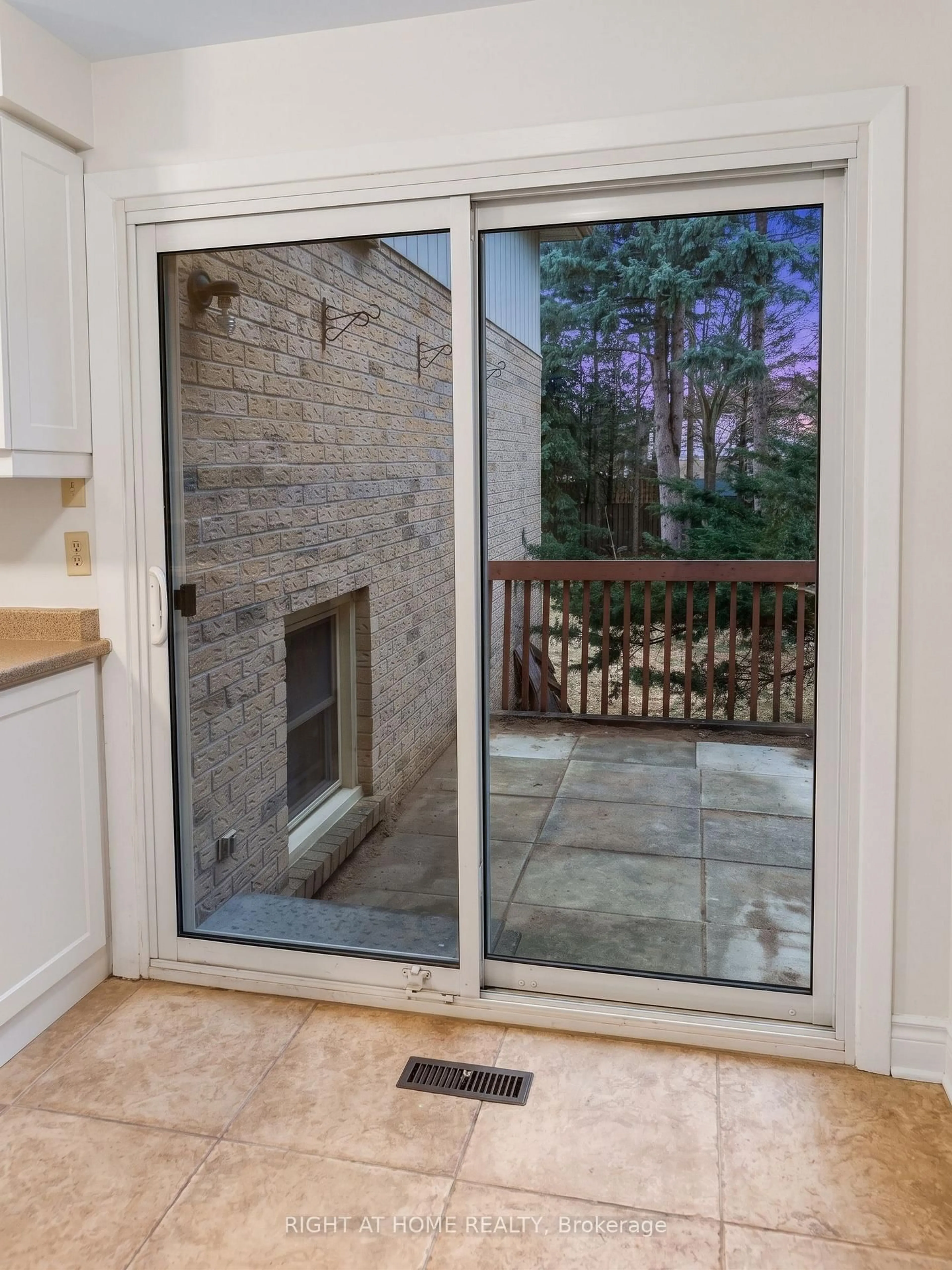 Unknown for 505 London Rd, Newmarket Ontario L3Y 6E4