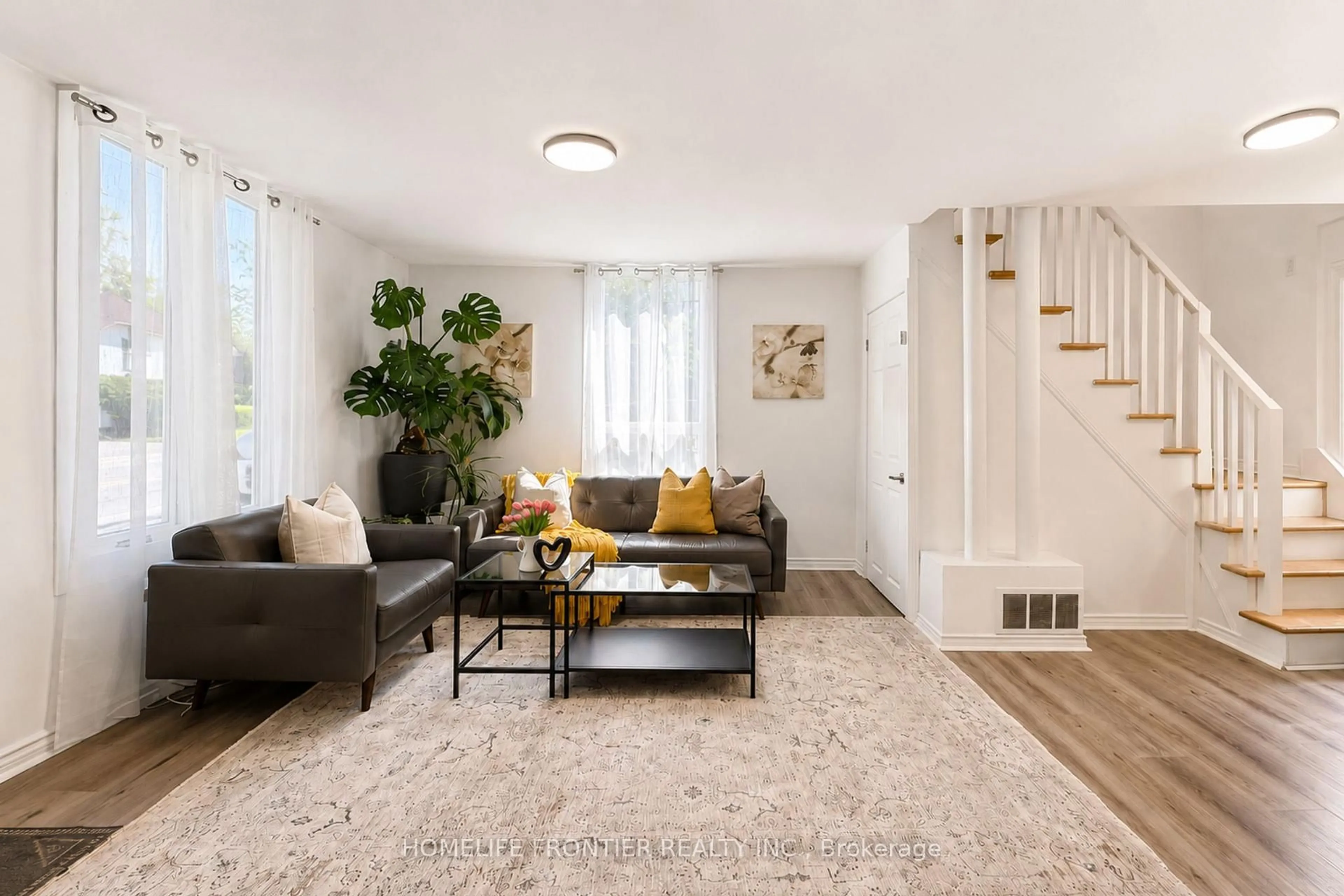 Living room with furniture, unknown for 634 Gorham St, Newmarket Ontario L3Y 1L4