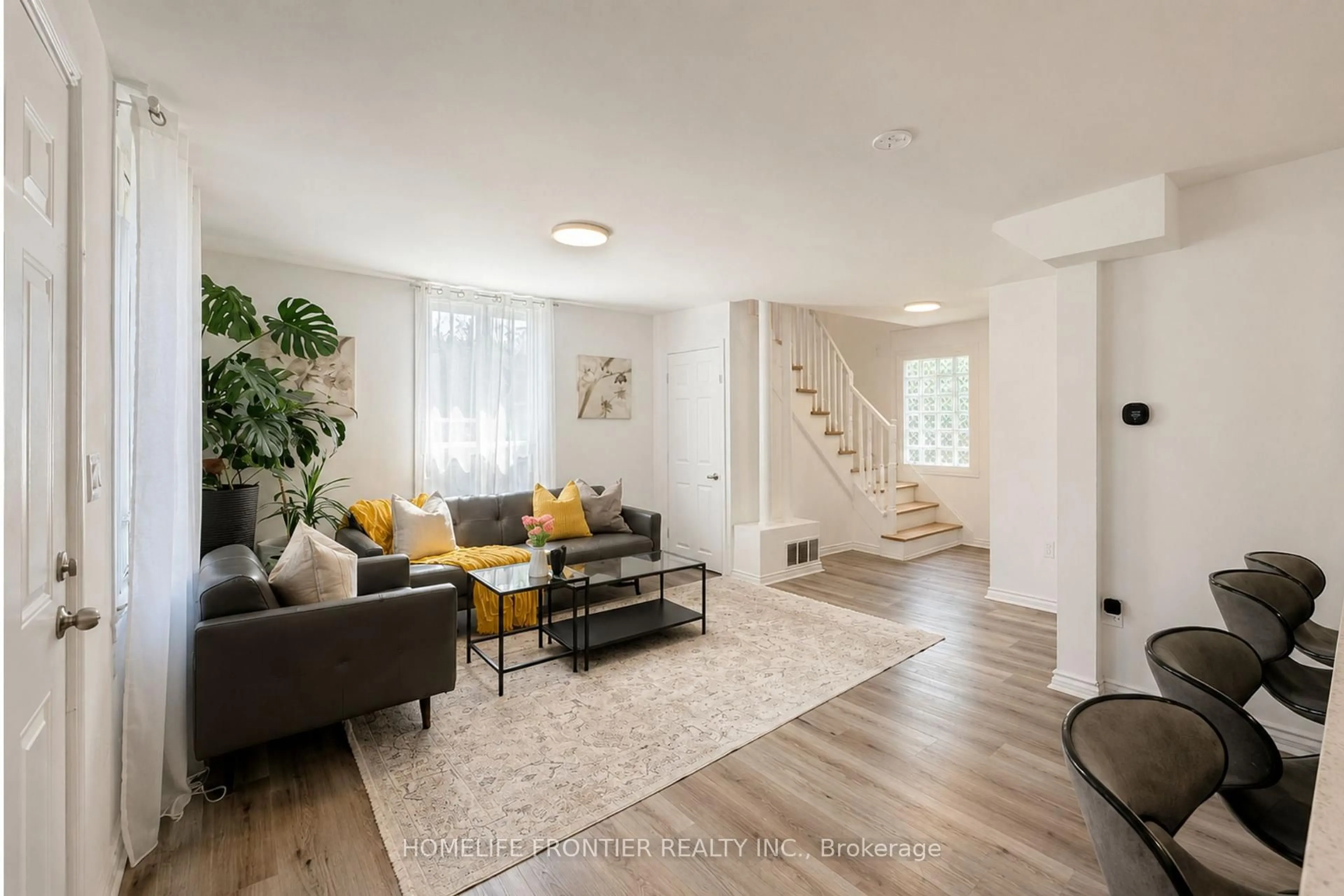 Living room with furniture, unknown for 634 Gorham St, Newmarket Ontario L3Y 1L4