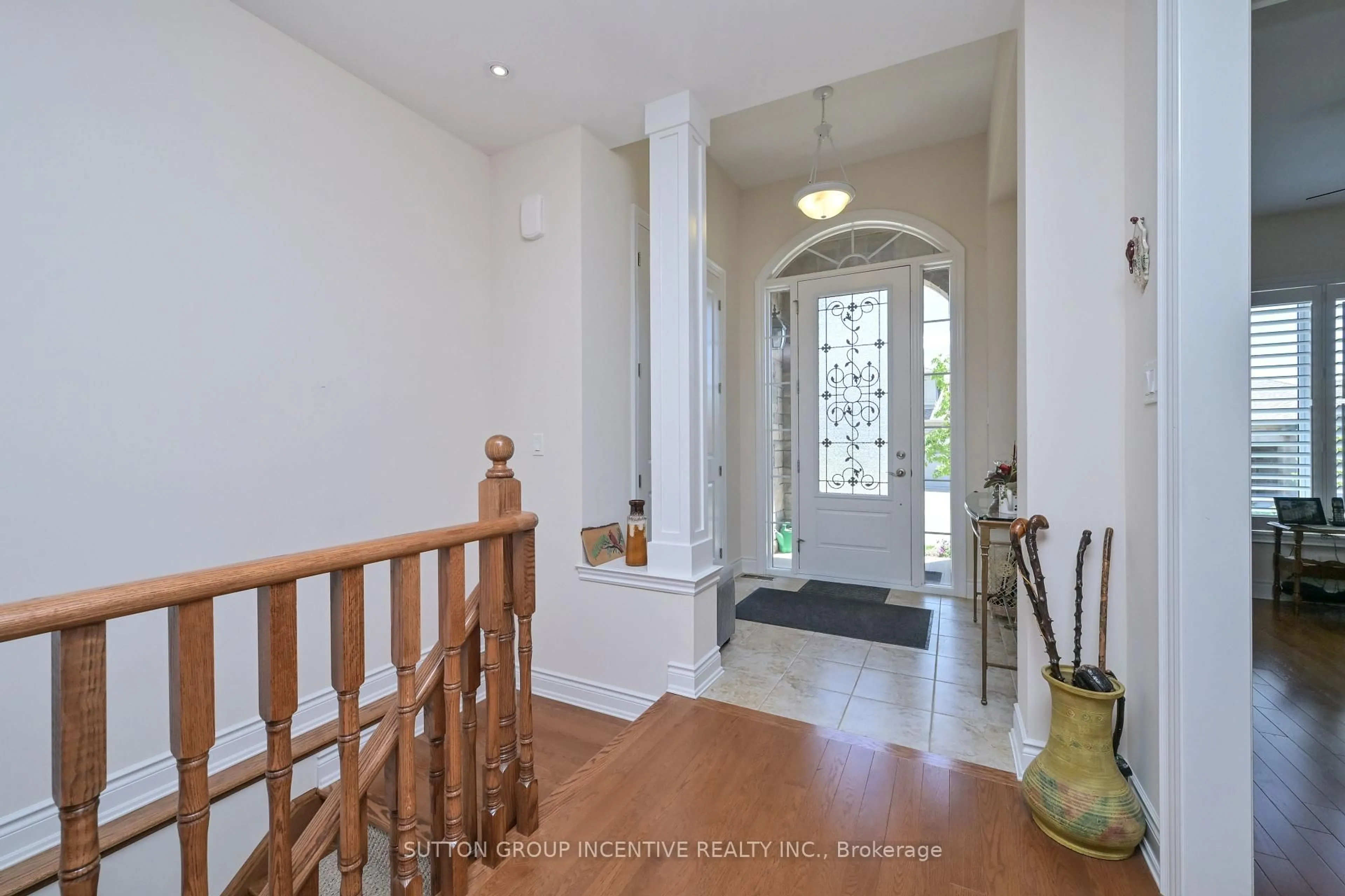 Indoor foyer for 110 Ridge Way, New Tecumseth Ontario L9R 0M6