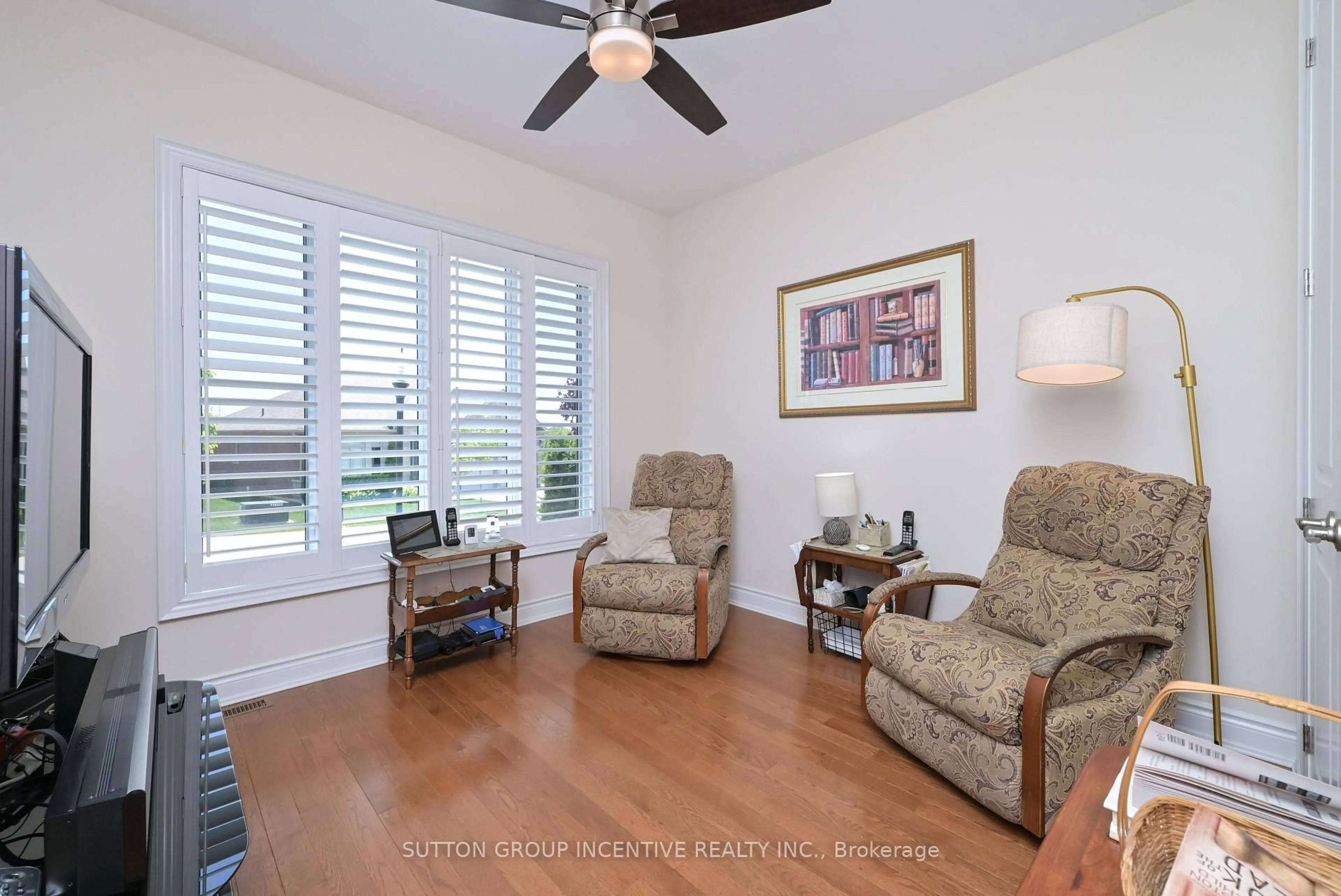 Living room with furniture, unknown for 110 Ridge Way, New Tecumseth Ontario L9R 0M6