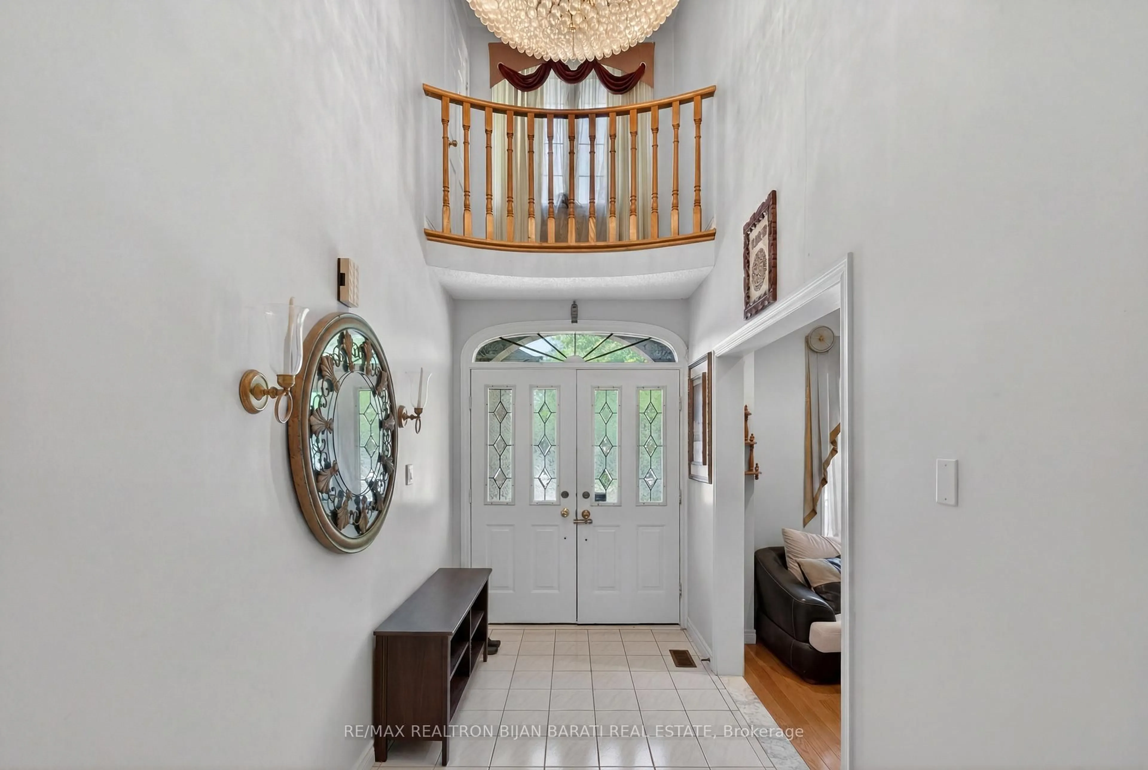 Indoor foyer for 15 Lisa Cres, Richmond Hill Ontario L4B 3J4