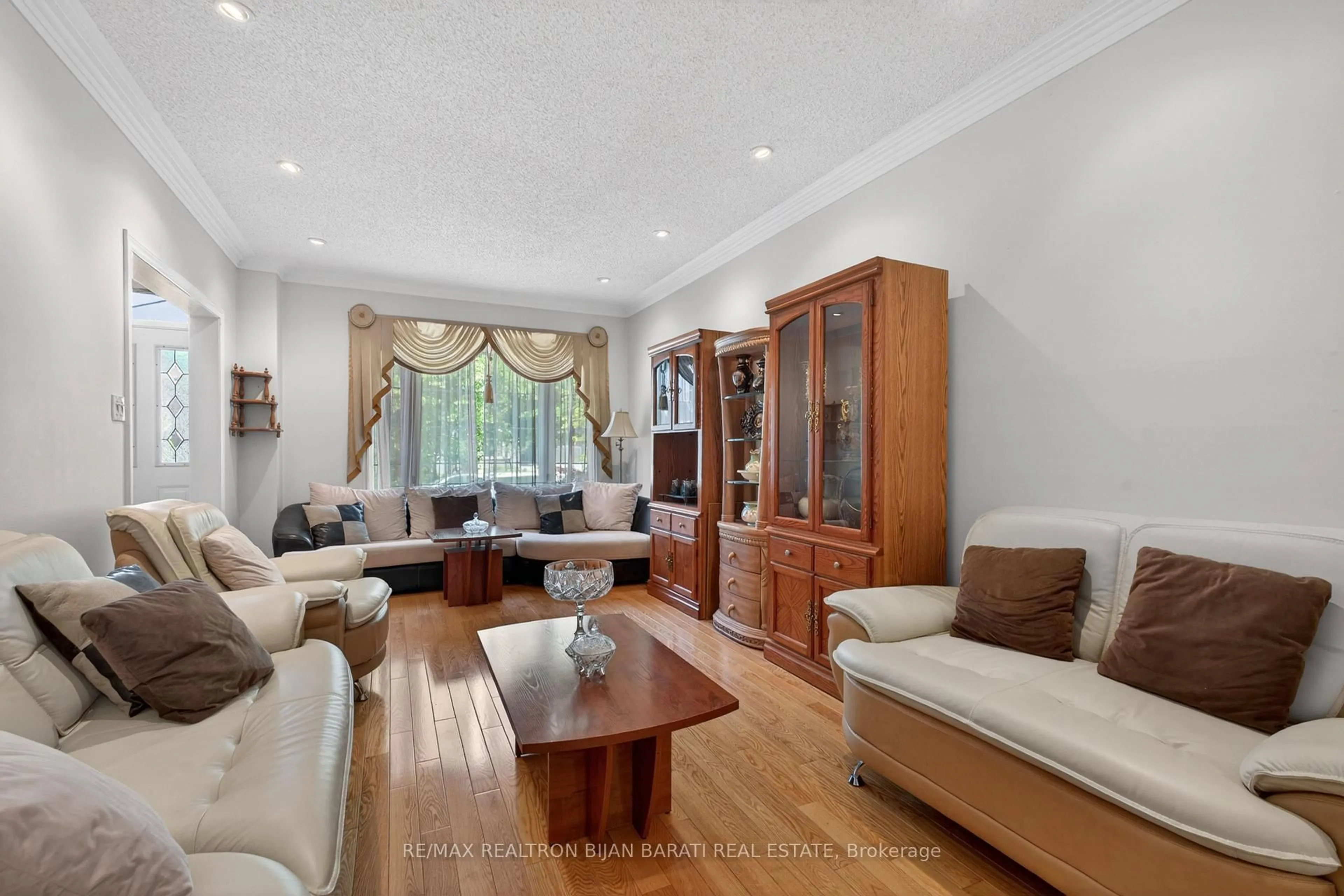 Living room with furniture, wood/laminate floor for 15 Lisa Cres, Richmond Hill Ontario L4B 3J4