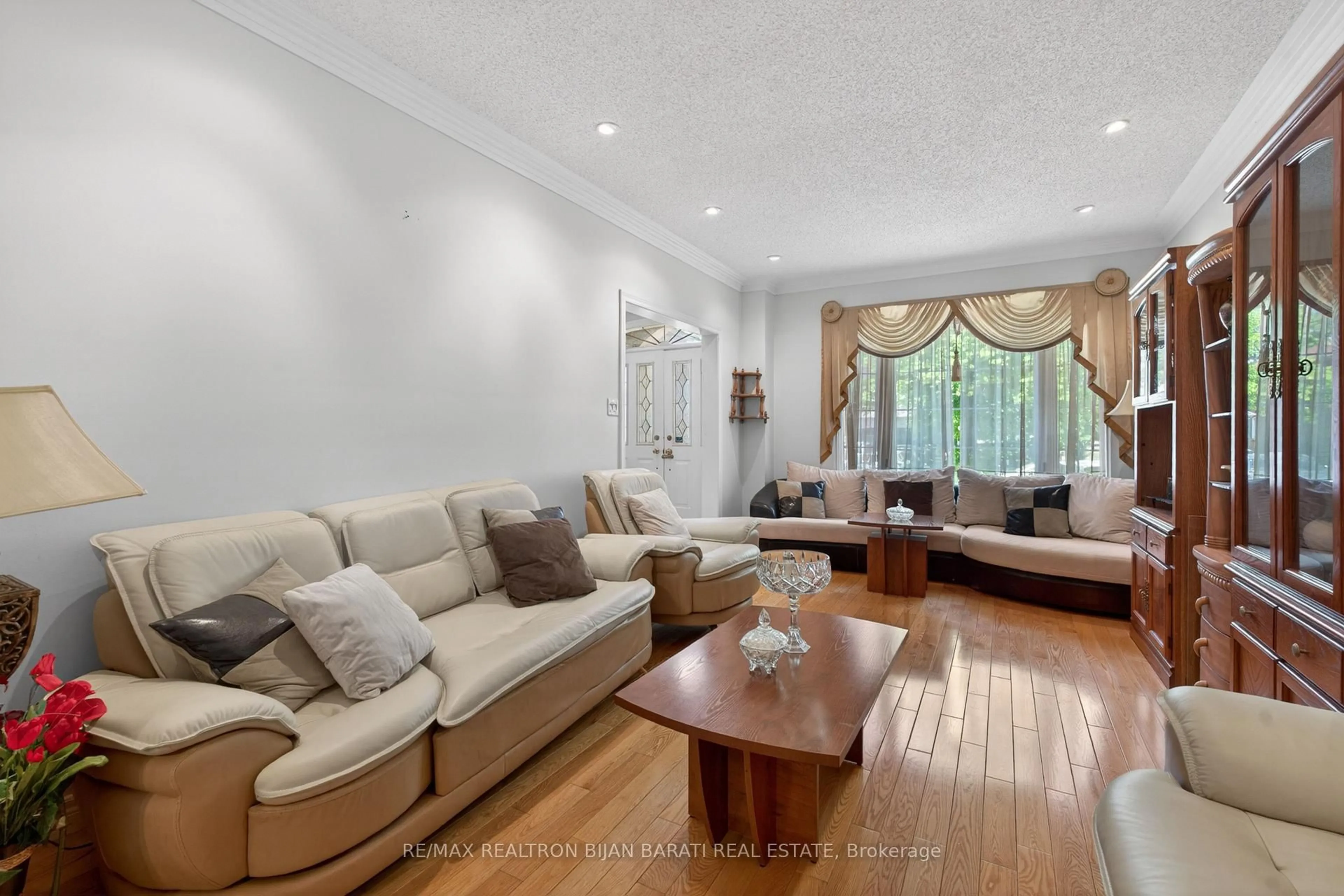 Living room with furniture, unknown for 15 Lisa Cres, Richmond Hill Ontario L4B 3J4