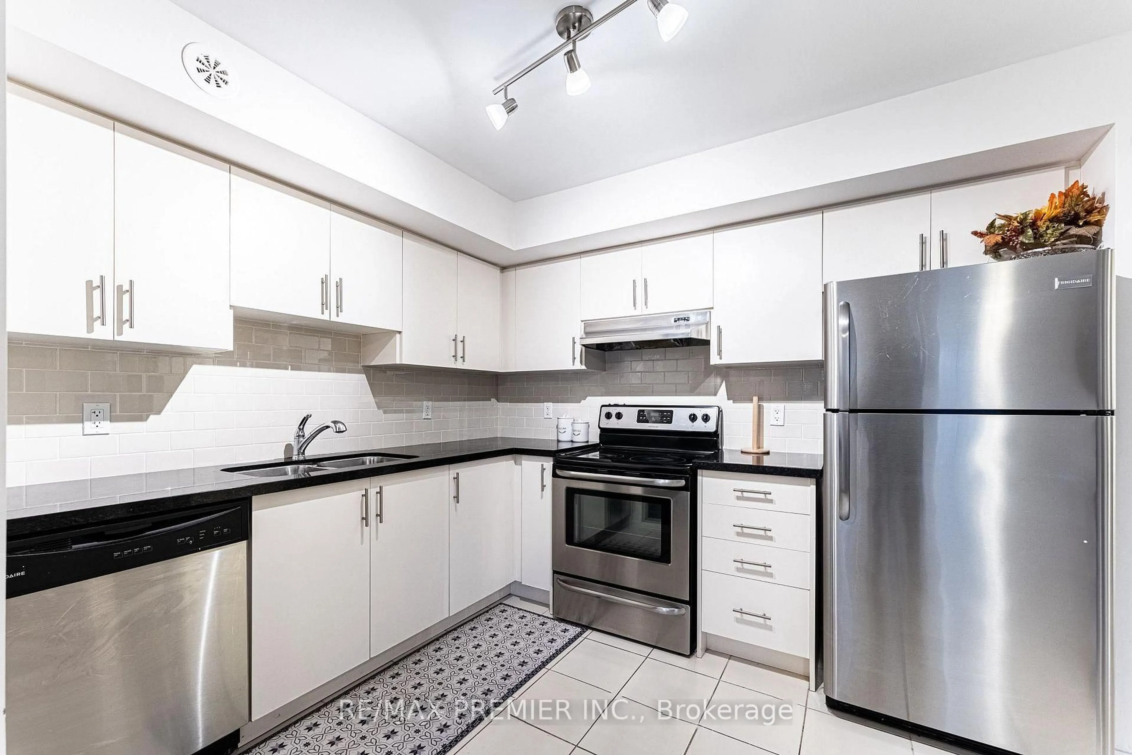 Standard kitchen, ceramic/tile floor for 26 Bruce St #B02, Vaughan Ontario L4L 1J4