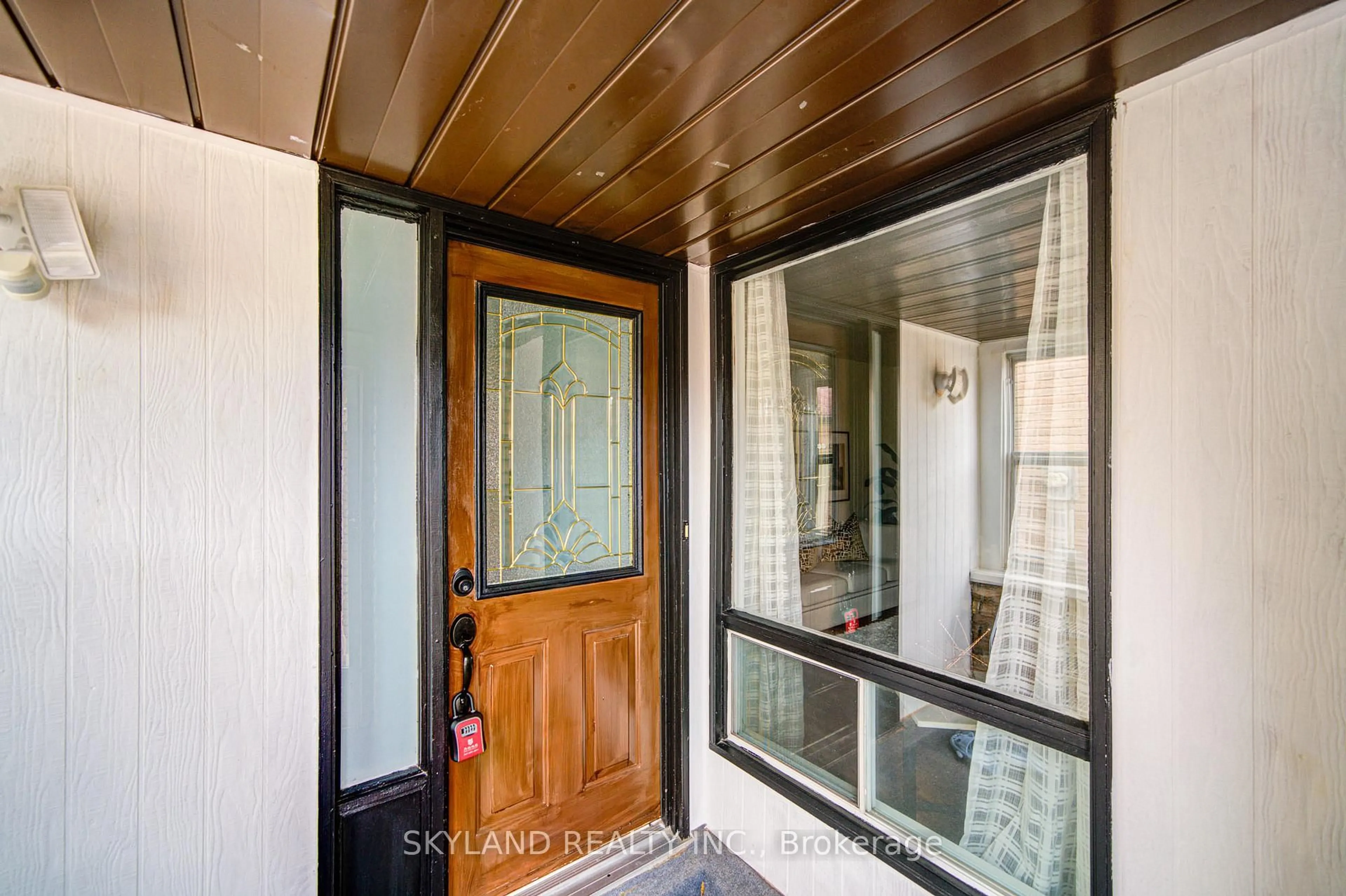 Indoor entryway for 56 Upton Cres, Markham Ontario L3R 3T4