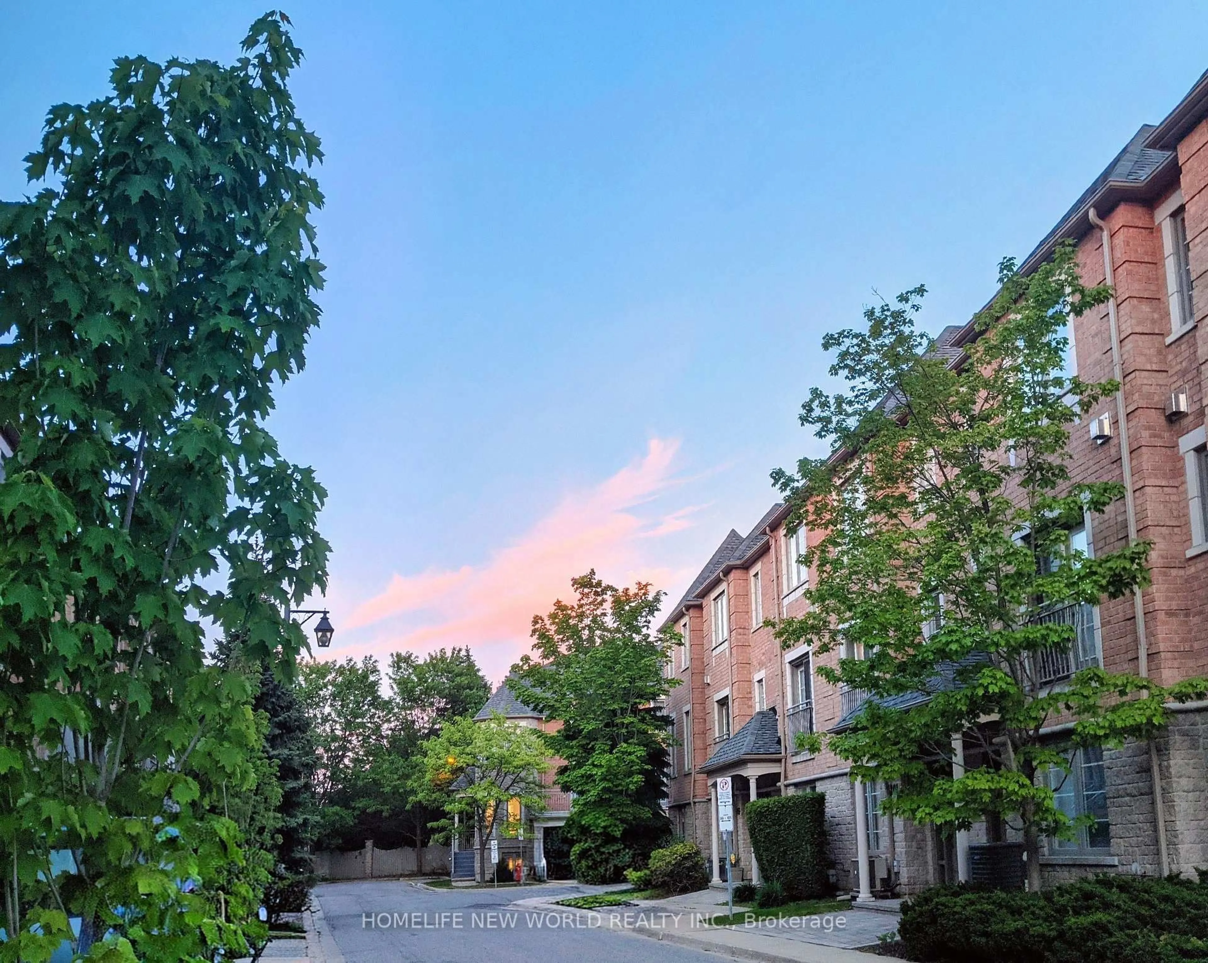 A pic from outside/outdoor area/front of a property/back of a property/a pic from drone, street for 9133 Bayview Ave #38, Richmond Hill Ontario L4B 4C5