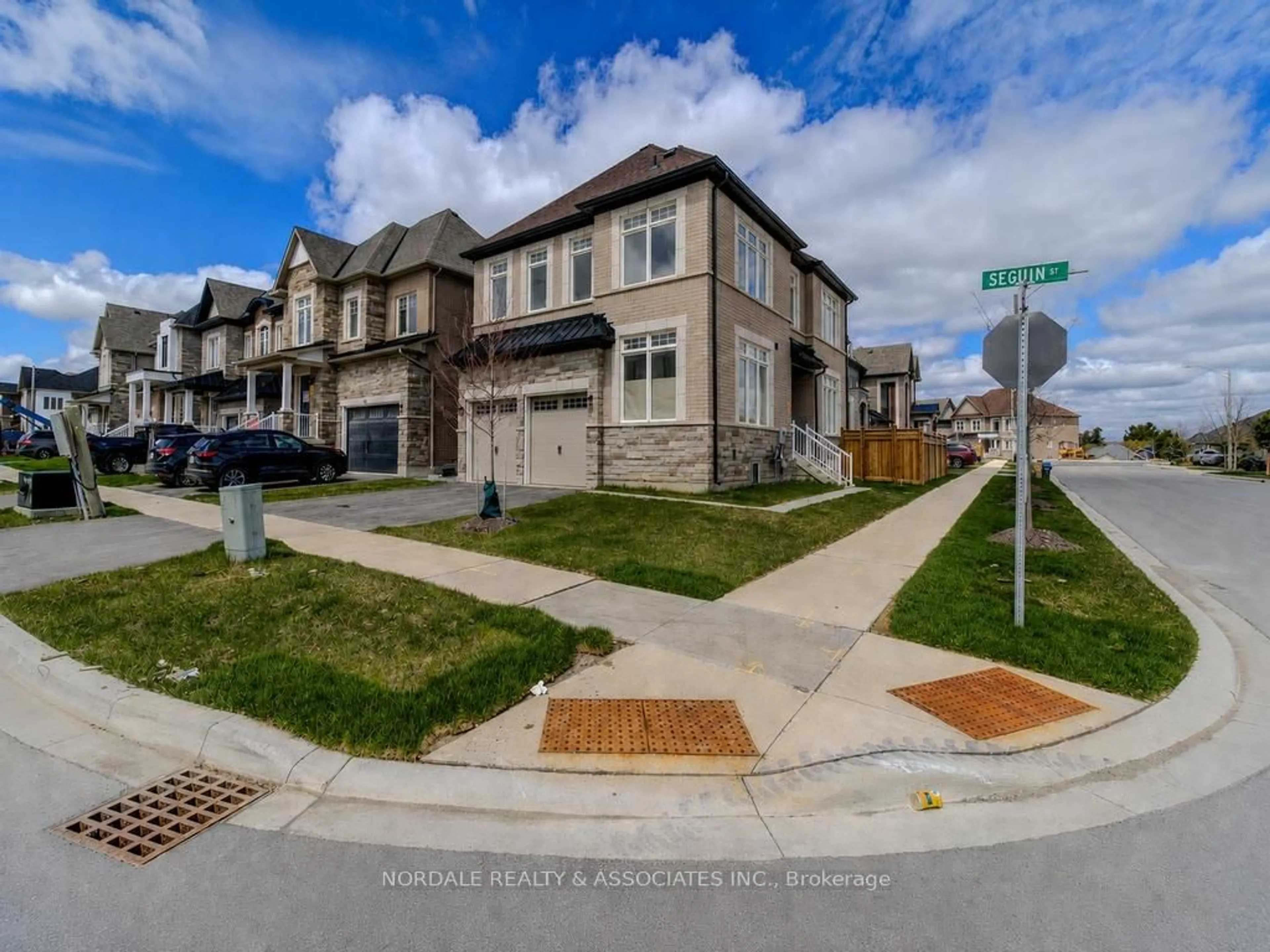 A pic from outside/outdoor area/front of a property/back of a property/a pic from drone, street for 90 Seguin St, Richmond Hill Ontario L4E 1H8