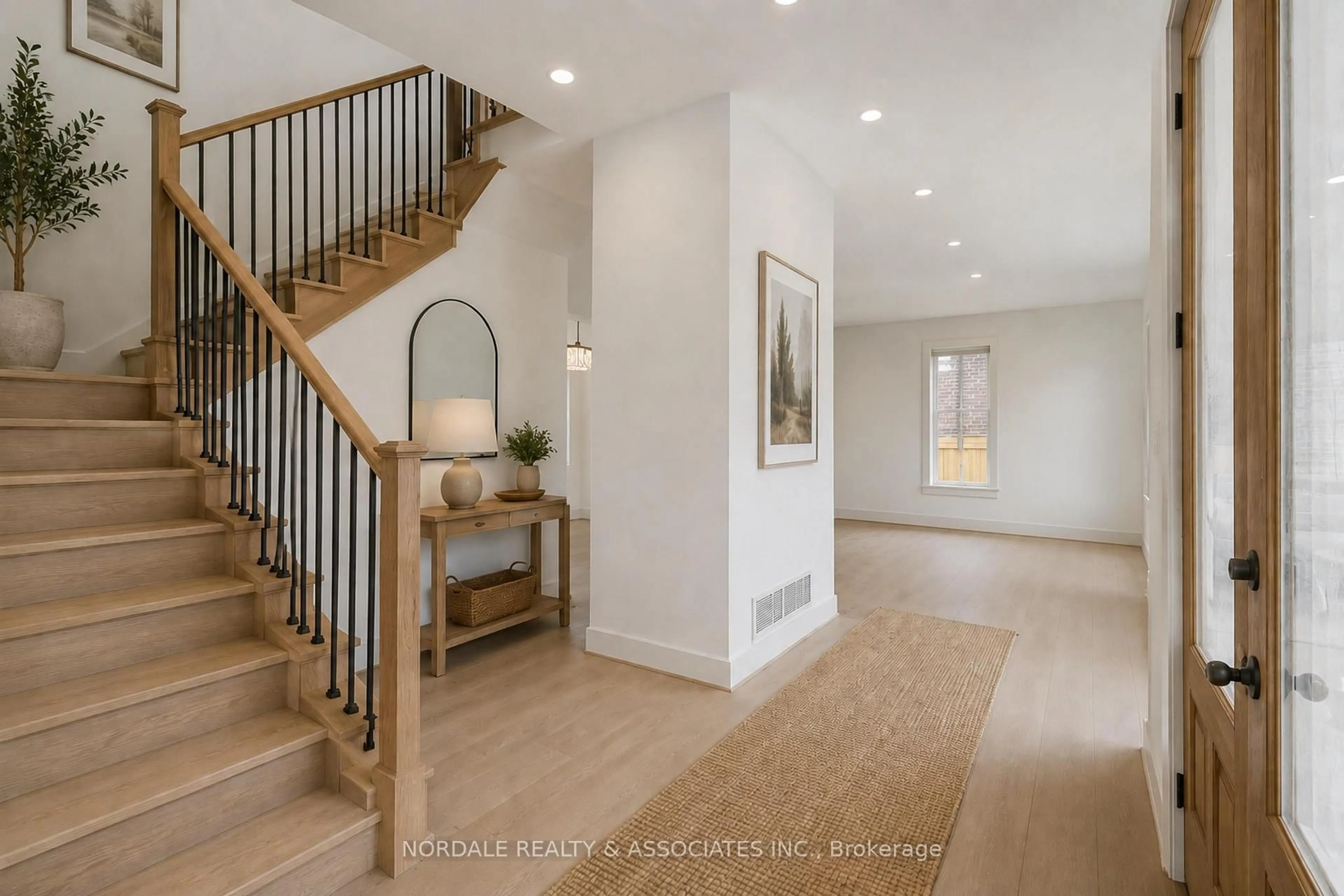 Indoor entryway for 90 Seguin St, Richmond Hill Ontario L4E 1H8