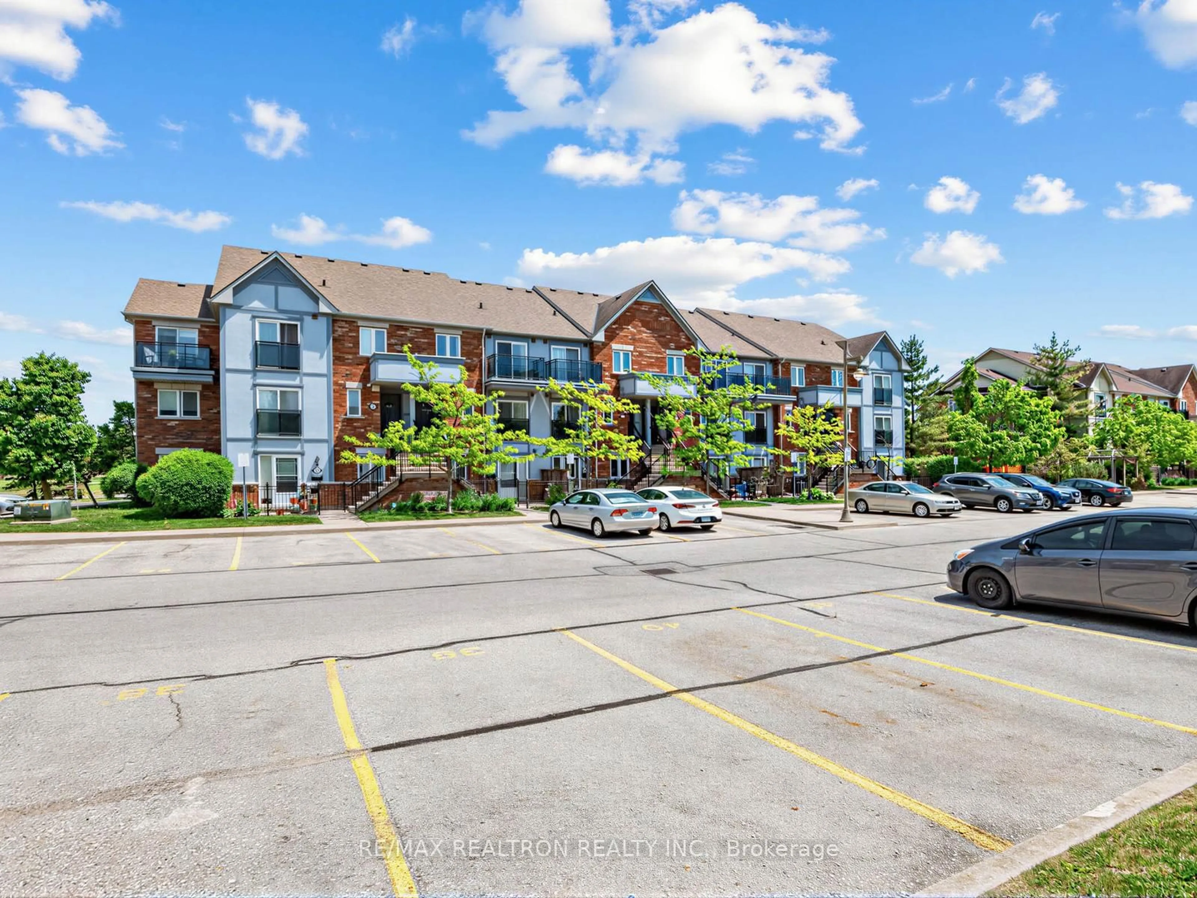 A pic from outside/outdoor area/front of a property/back of a property/a pic from drone, street for 160 Chancery Rd #20, Markham Ontario L6E 0B9