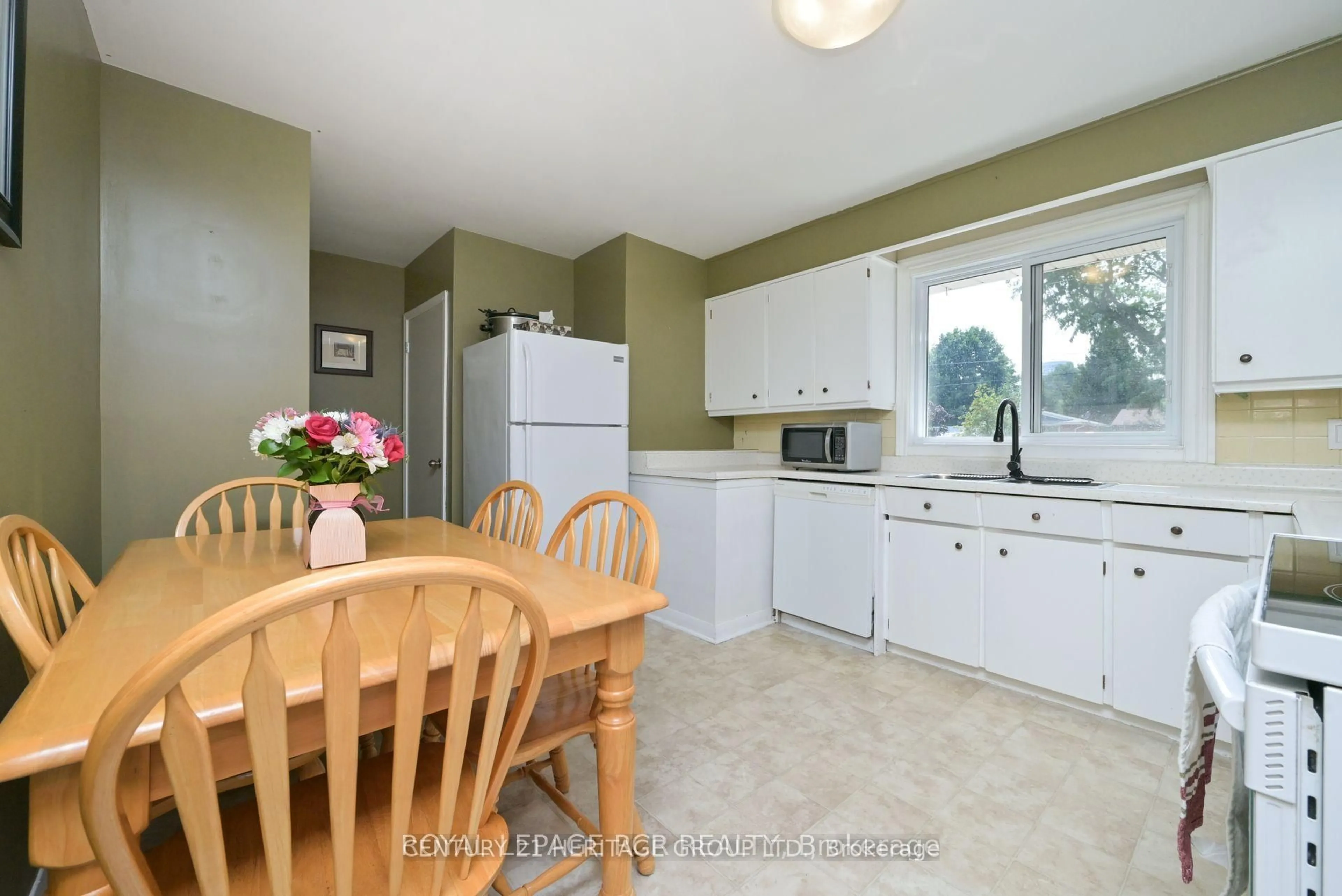 Standard kitchen, ceramic/tile floor for 41 Evans Rd, New Tecumseth Ontario L9R 1M3