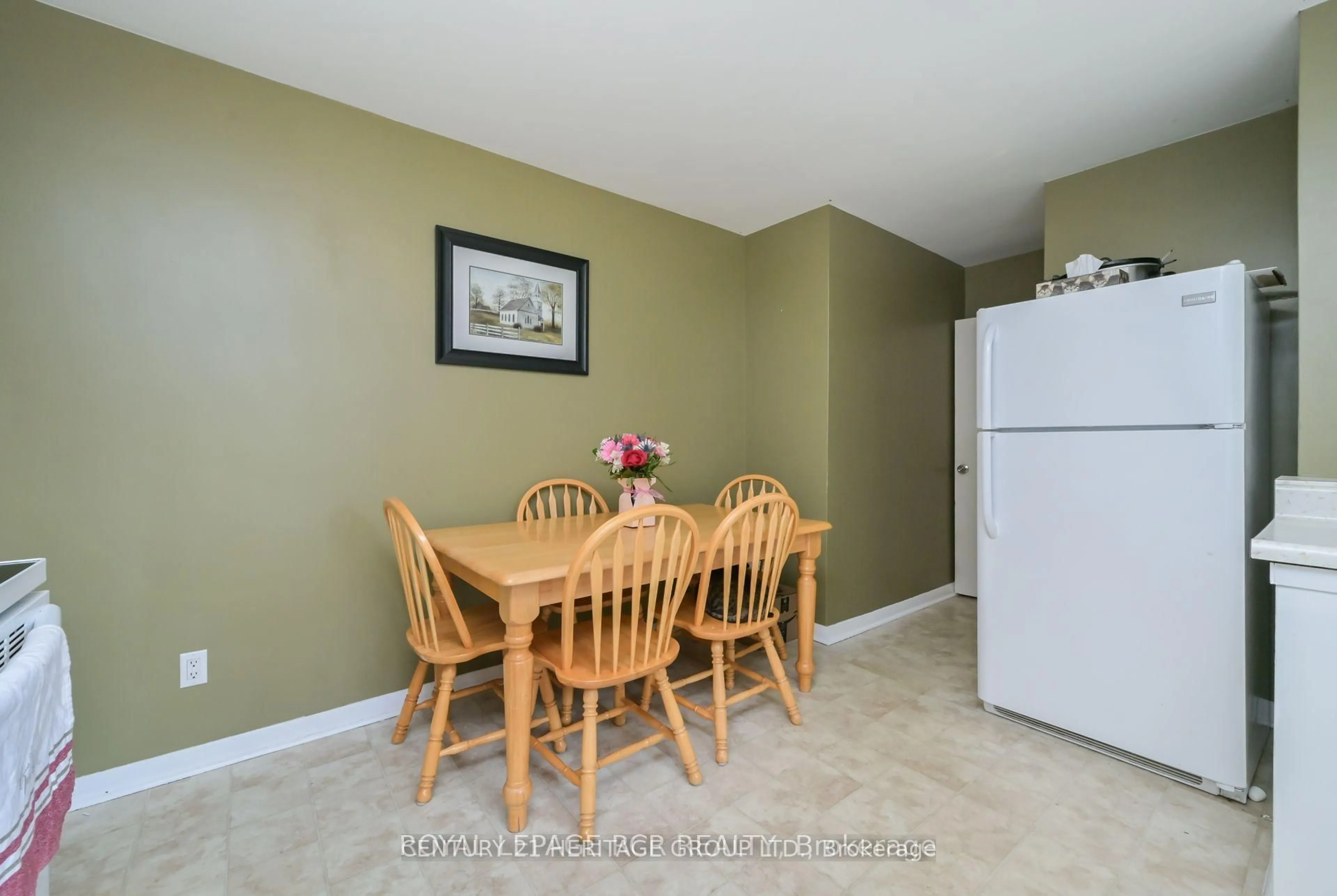 Dining room, unknown for 41 Evans Rd, New Tecumseth Ontario L9R 1M3