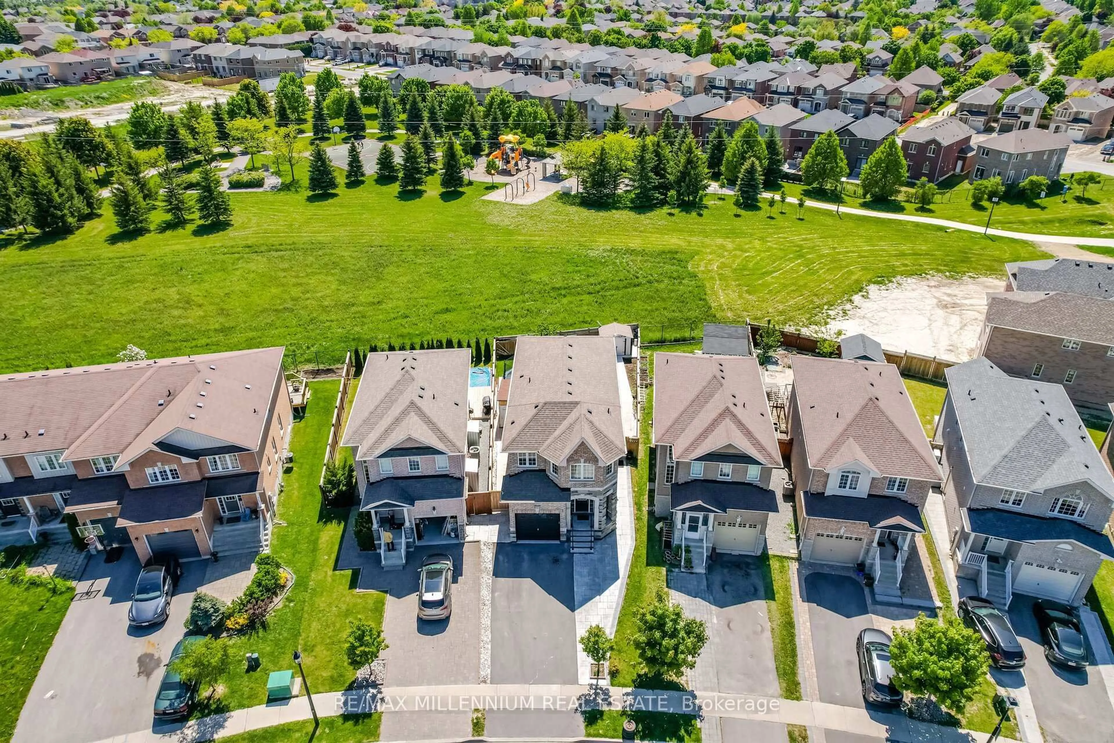 A pic from outside/outdoor area/front of a property/back of a property/a pic from drone, street for 356 Rannie Rd, Newmarket Ontario L3X 2N1
