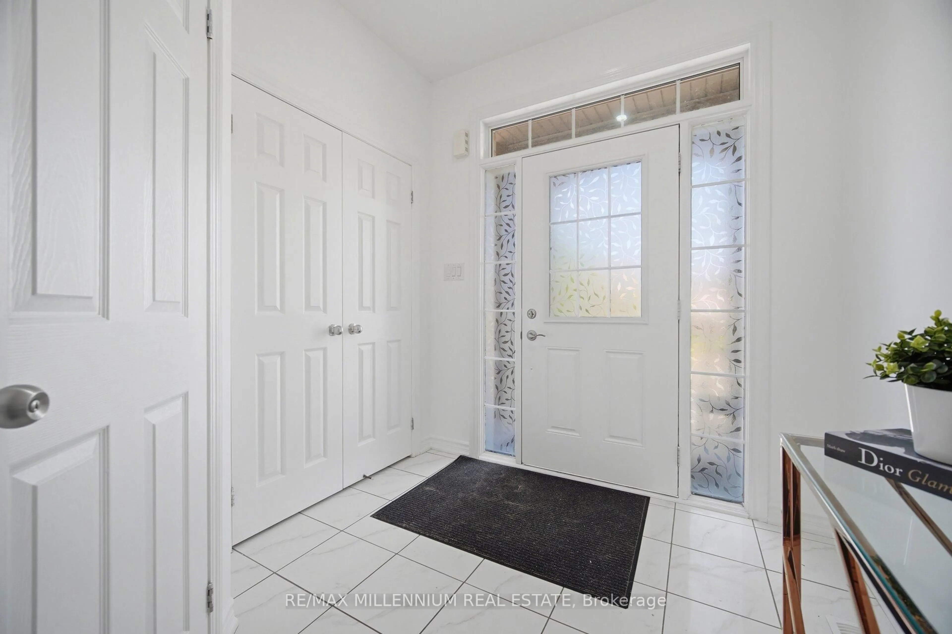 Indoor entryway for 356 Rannie Rd, Newmarket Ontario L3X 2N1