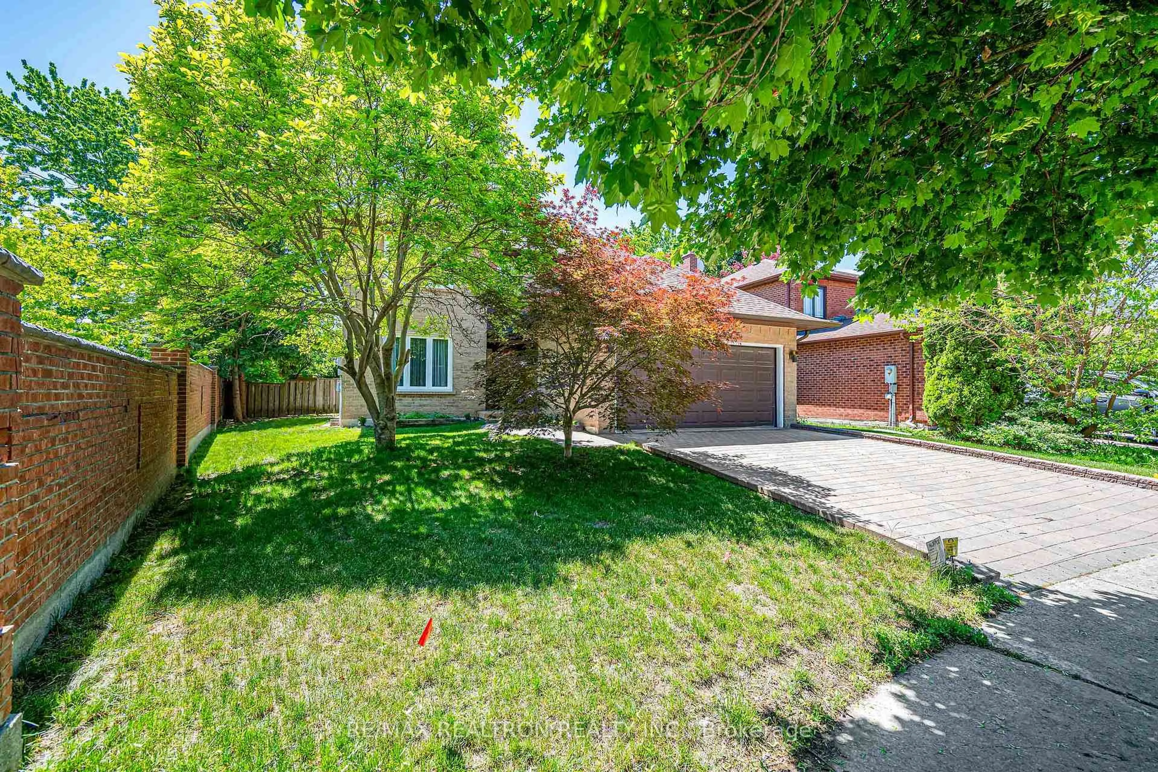 A pic from outside/outdoor area/front of a property/back of a property/a pic from drone, street for 49 Somerset Cres, Richmond Hill Ontario L4C 8N5