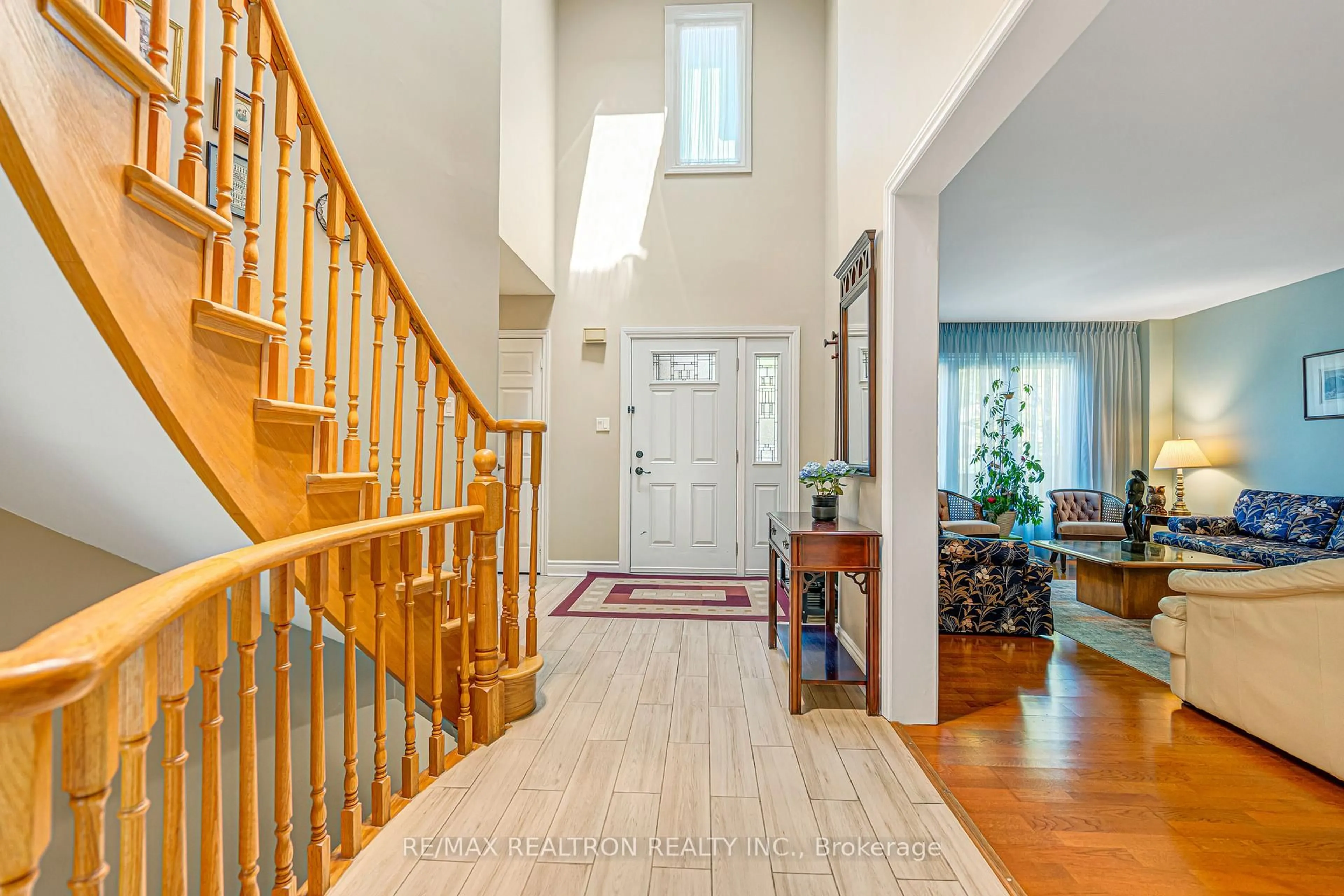 Indoor foyer for 49 Somerset Cres, Richmond Hill Ontario L4C 8N5