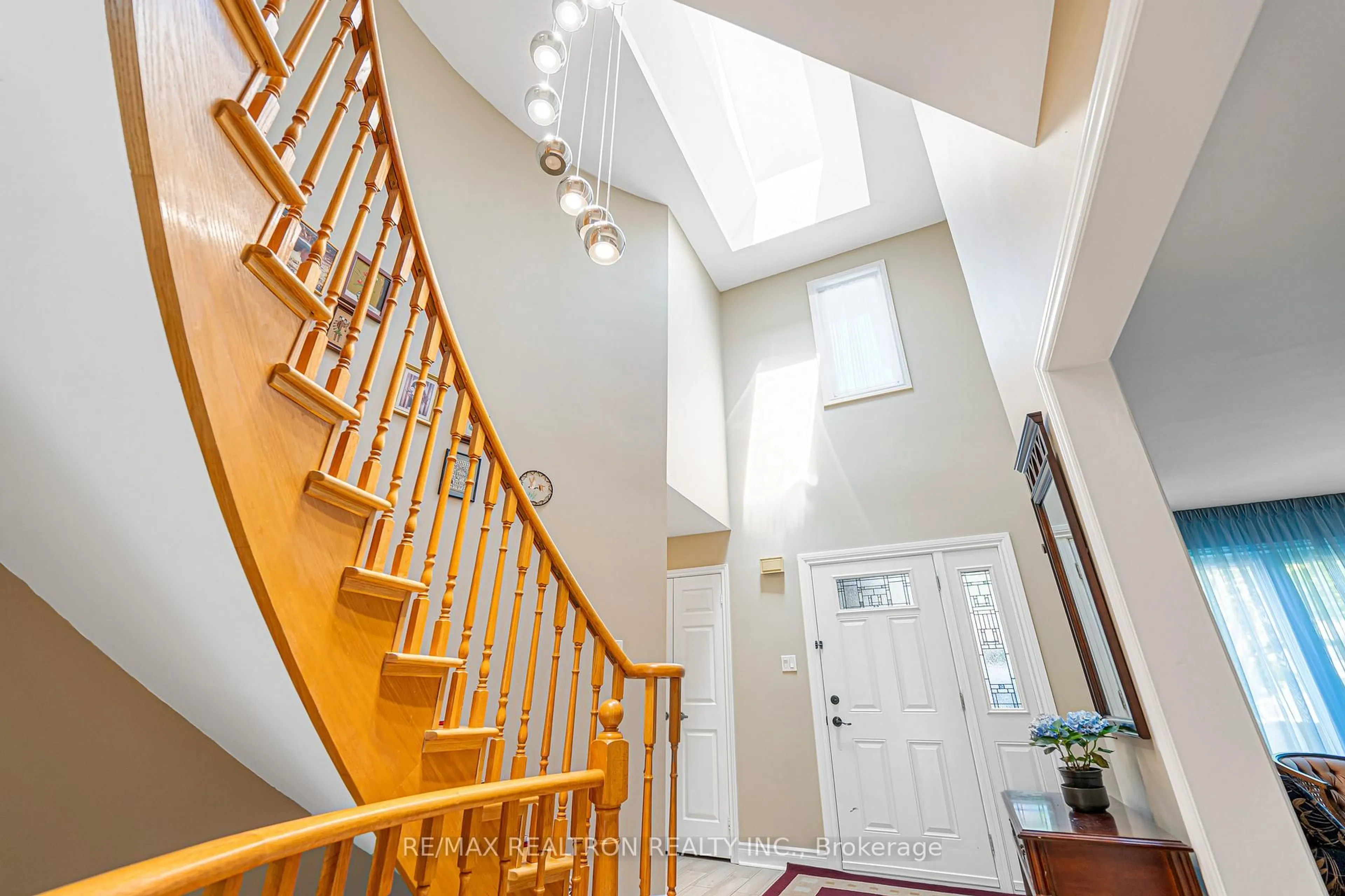 Indoor foyer for 49 Somerset Cres, Richmond Hill Ontario L4C 8N5