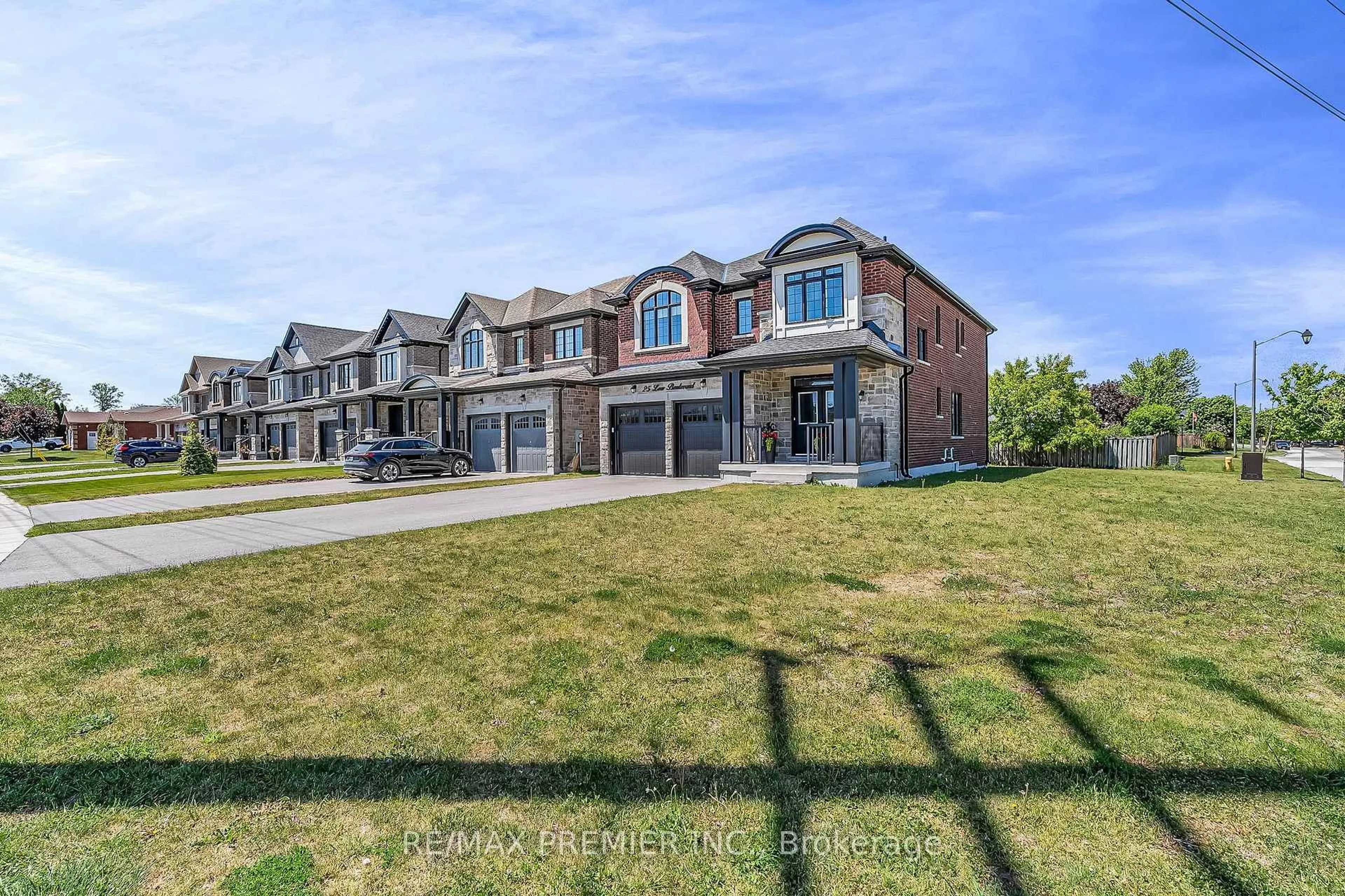A pic from outside/outdoor area/front of a property/back of a property/a pic from drone, street for 25 Low Blvd, Uxbridge Ontario L9P 1W7