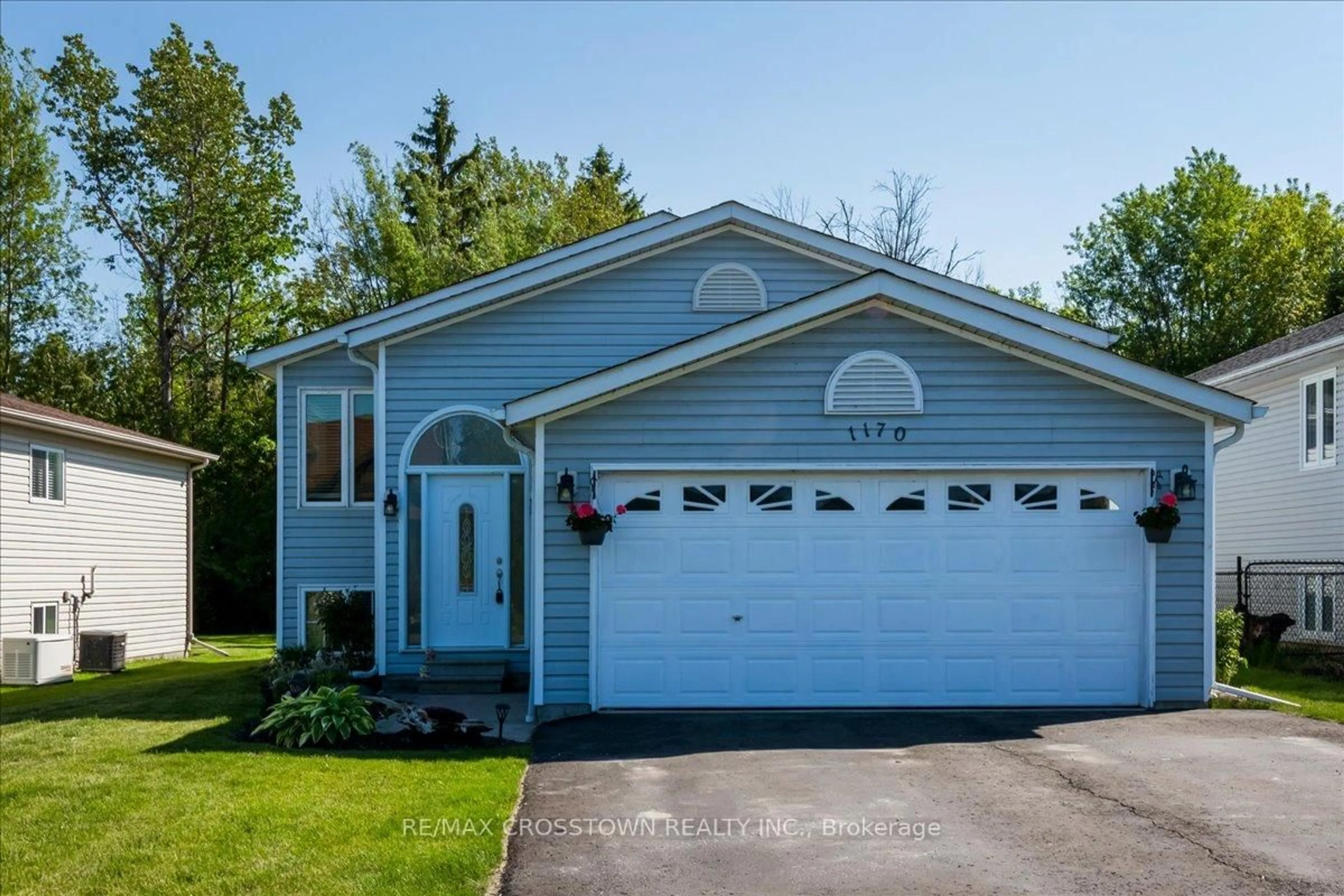 Home with vinyl exterior material, street for 1170 Arnold St, Innisfil Ontario L0L 1W0