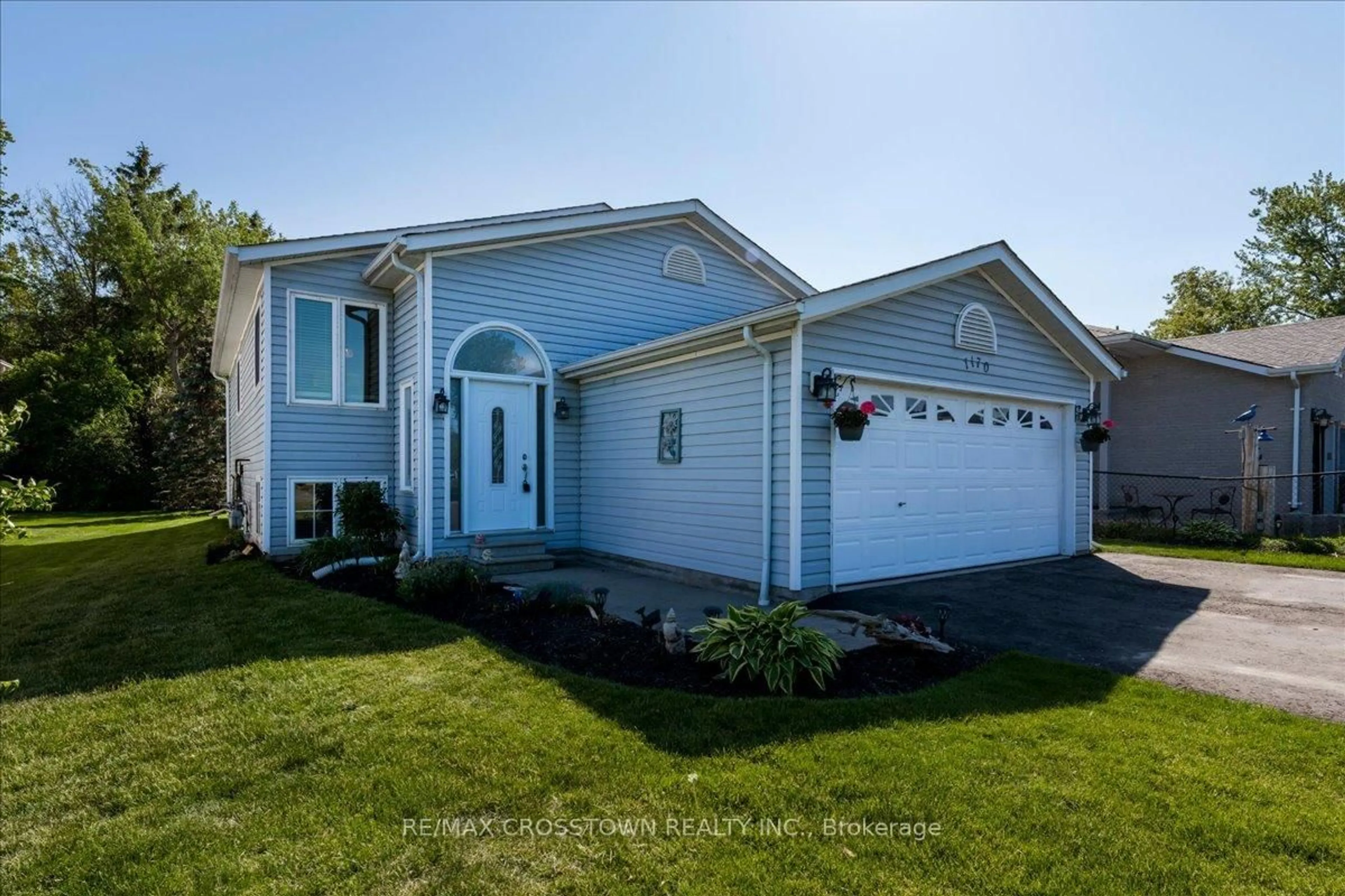Home with vinyl exterior material, street for 1170 Arnold St, Innisfil Ontario L0L 1W0