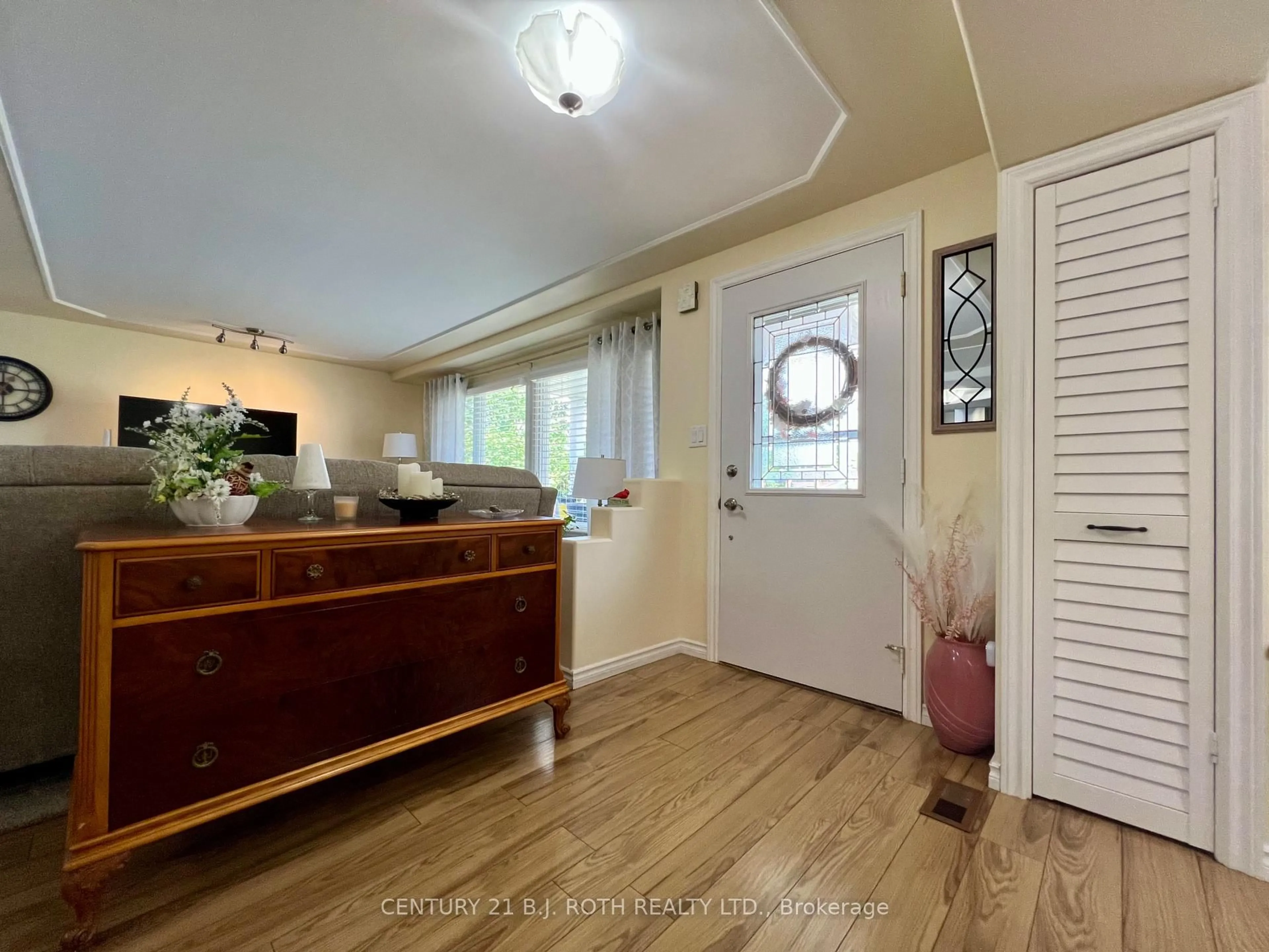 Indoor entryway for 57 Main St, Innisfil Ontario L9S 1N1