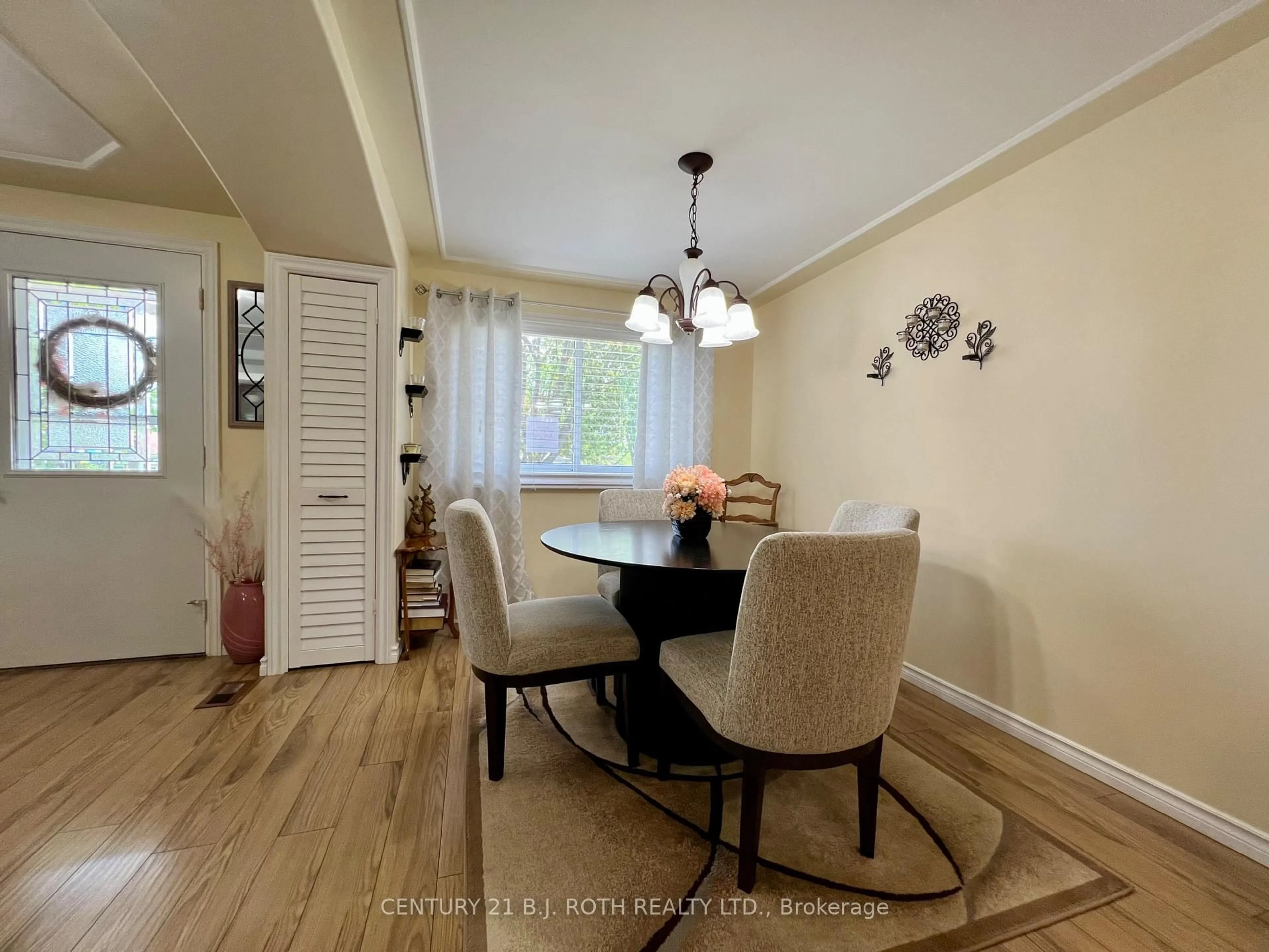 Dining room, wood/laminate floor for 57 Main St, Innisfil Ontario L9S 1N1