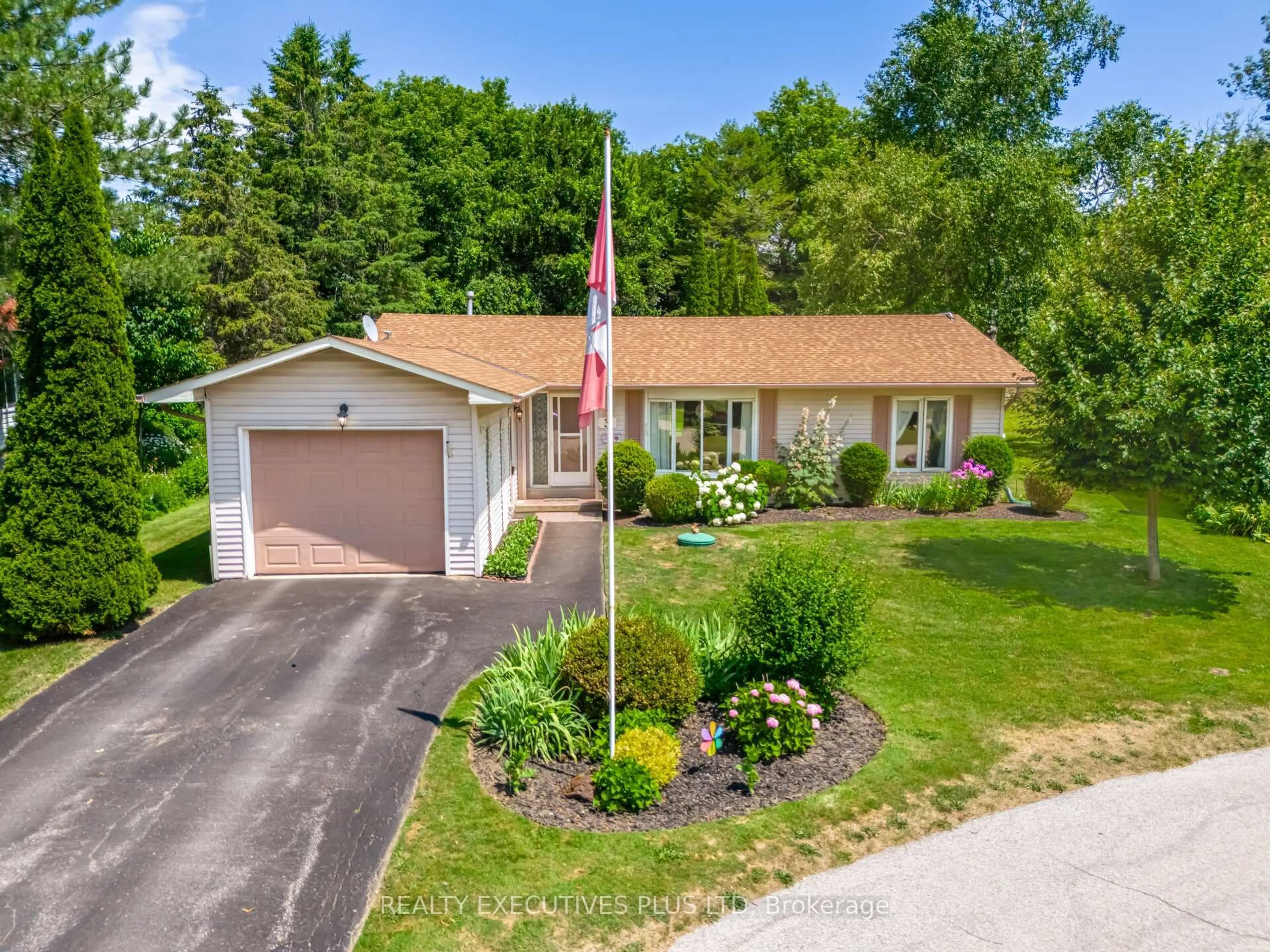 A pic from outside/outdoor area/front of a property/back of a property/a pic from drone, street for 3 Pineview Crt, New Tecumseth Ontario L0G 1W0