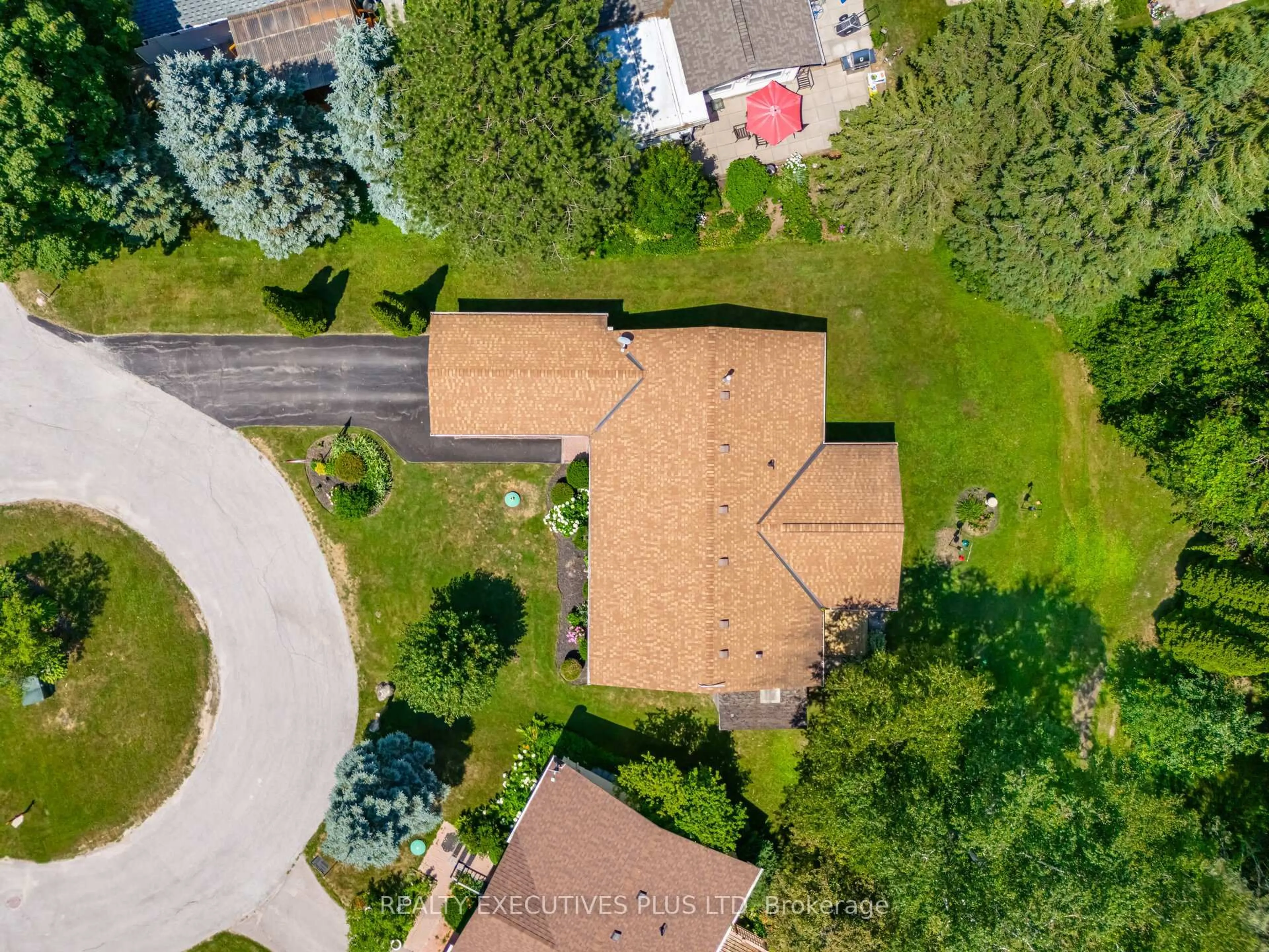 A pic from outside/outdoor area/front of a property/back of a property/a pic from drone, street for 3 Pineview Crt, New Tecumseth Ontario L0G 1W0