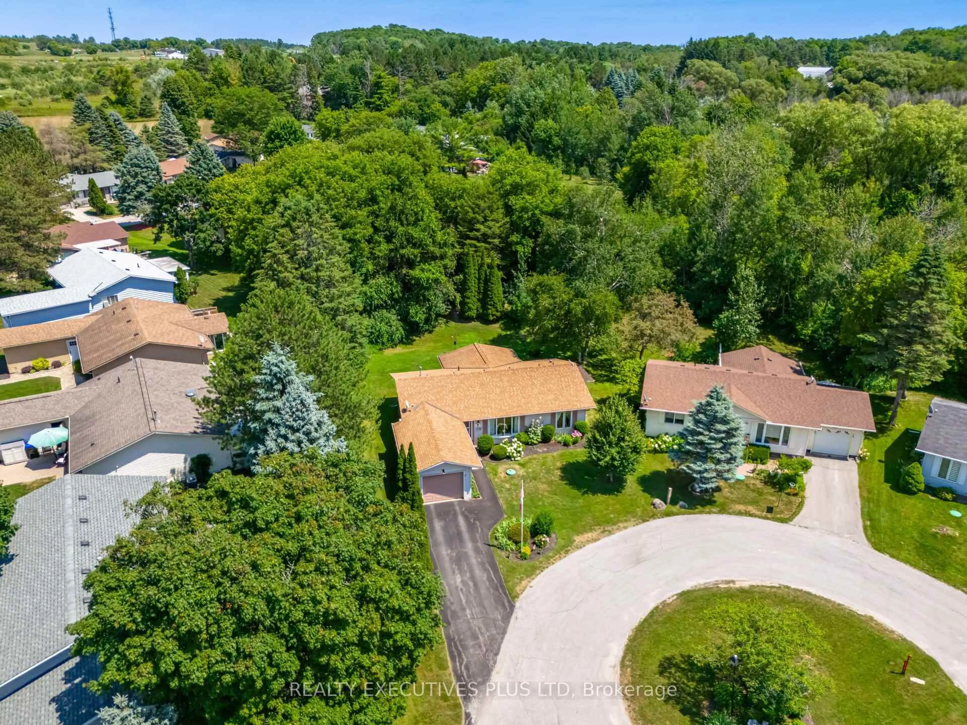 A pic from outside/outdoor area/front of a property/back of a property/a pic from drone, street for 3 Pineview Crt, New Tecumseth Ontario L0G 1W0