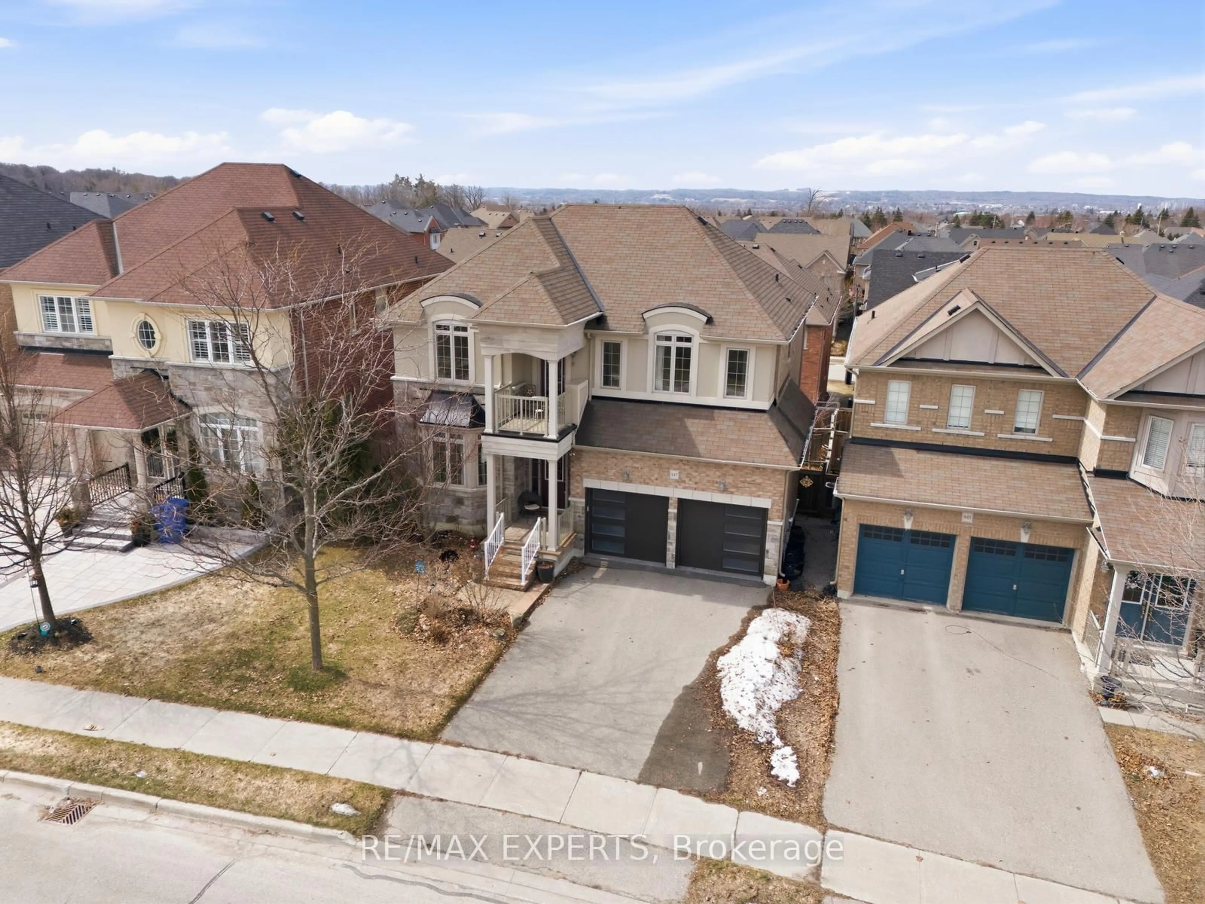 A pic from outside/outdoor area/front of a property/back of a property/a pic from drone, street for 847 Memorial Circ, Newmarket Ontario L3X 0B3