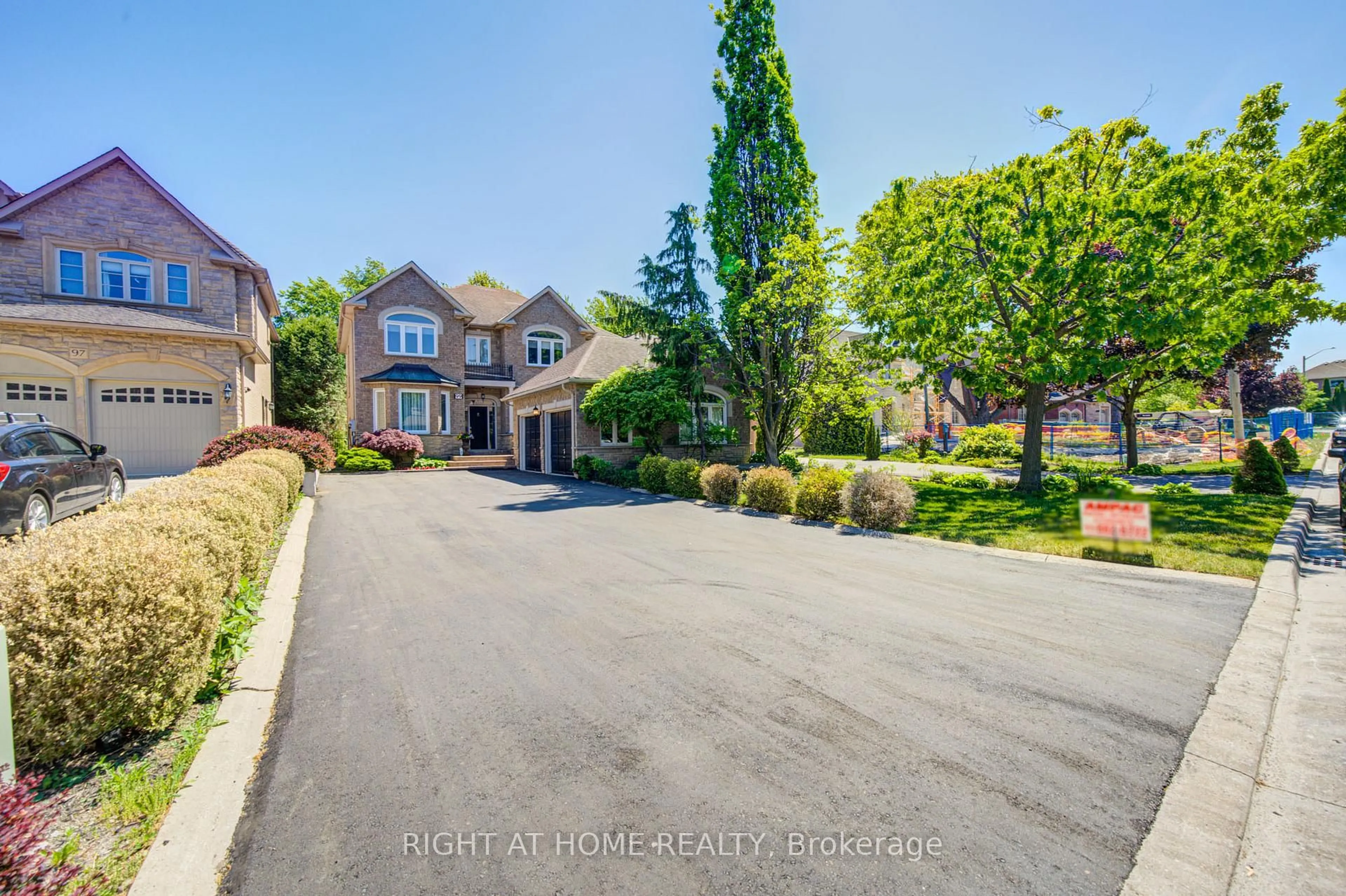 A pic from outside/outdoor area/front of a property/back of a property/a pic from drone, street for 99 Naughton Dr, Richmond Hill Ontario L4C 8B3