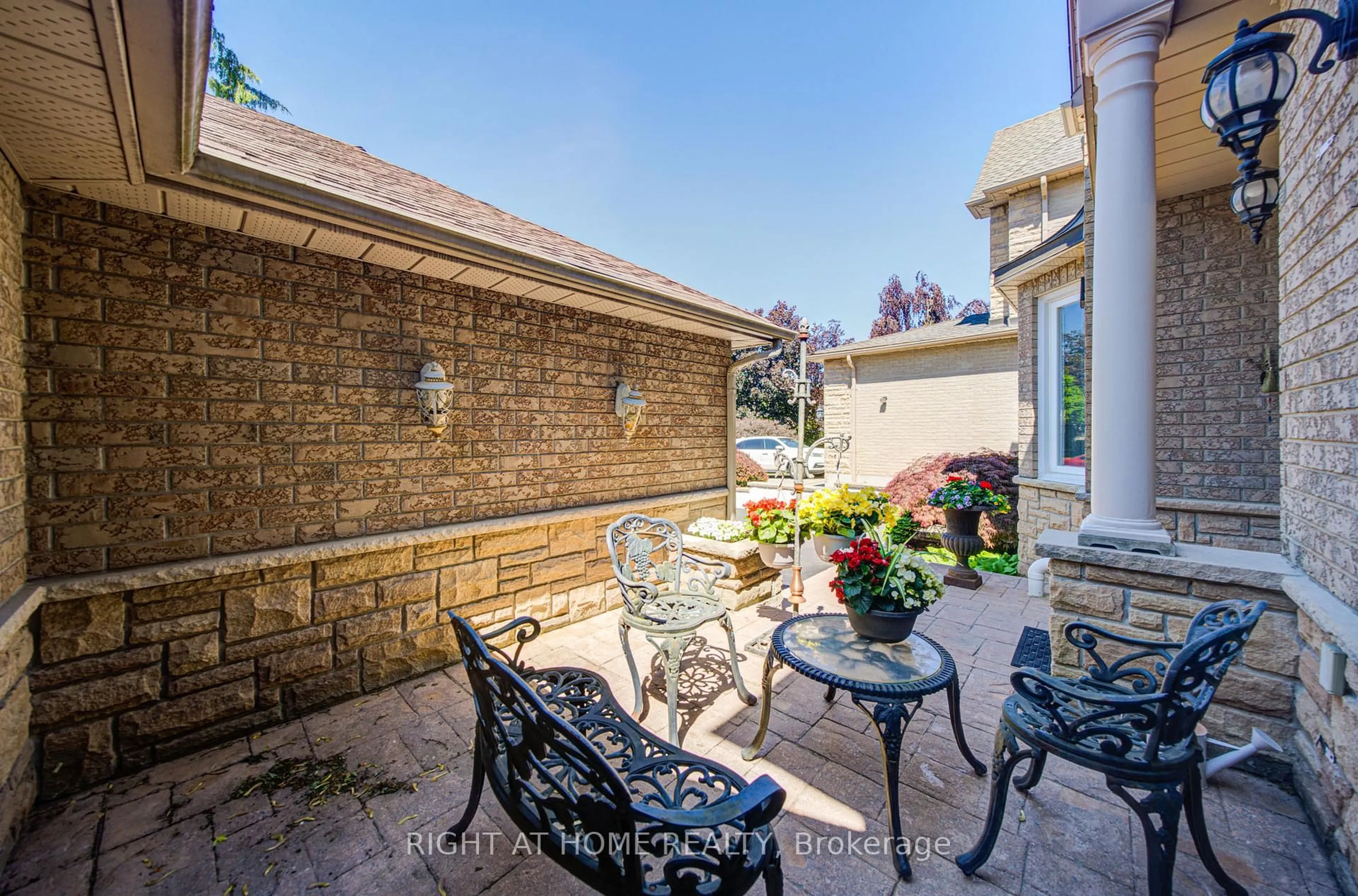 Patio, street for 99 Naughton Dr, Richmond Hill Ontario L4C 8B3