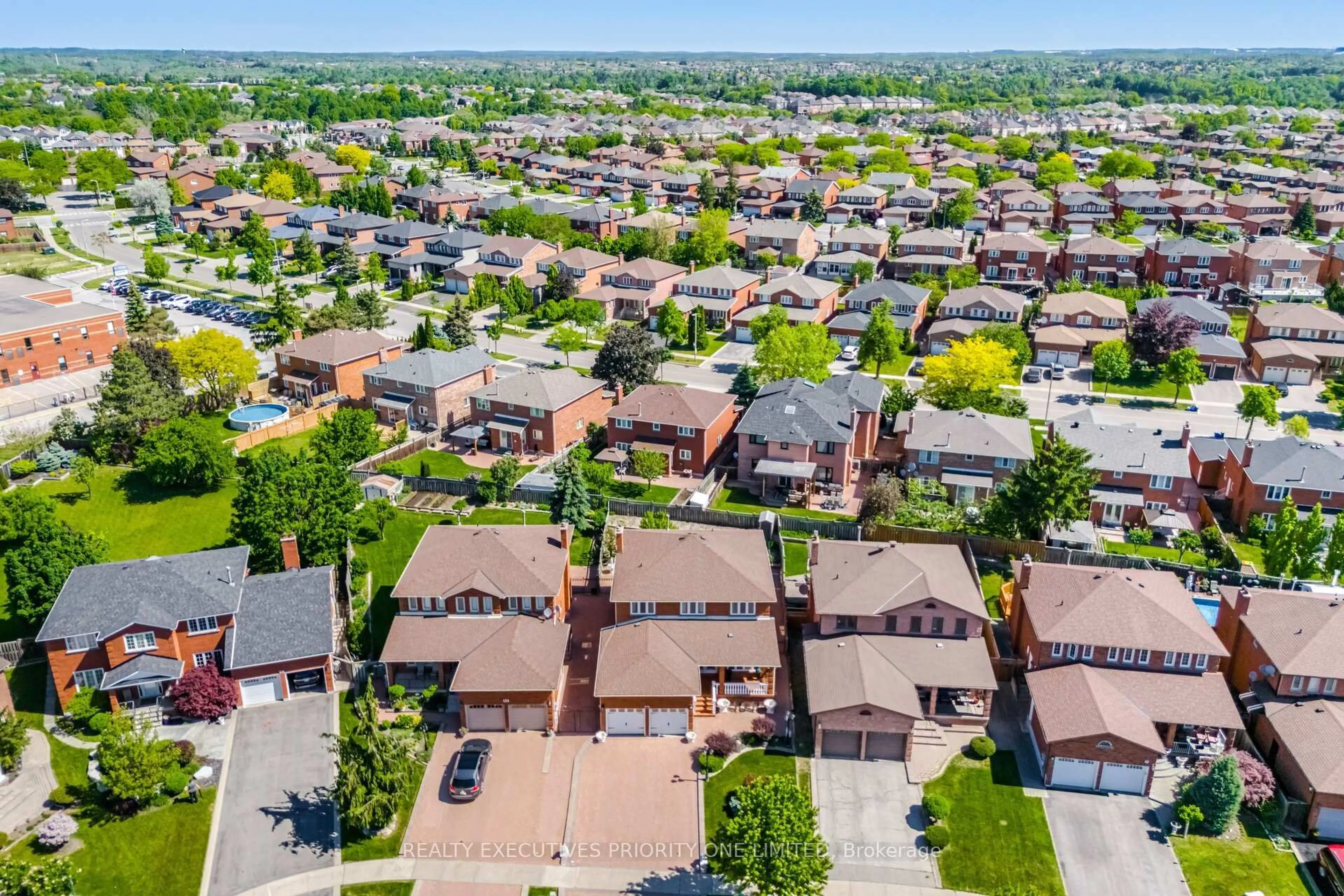 A pic from outside/outdoor area/front of a property/back of a property/a pic from drone, street for 139 Jade Cres, Vaughan Ontario L4L 6M1