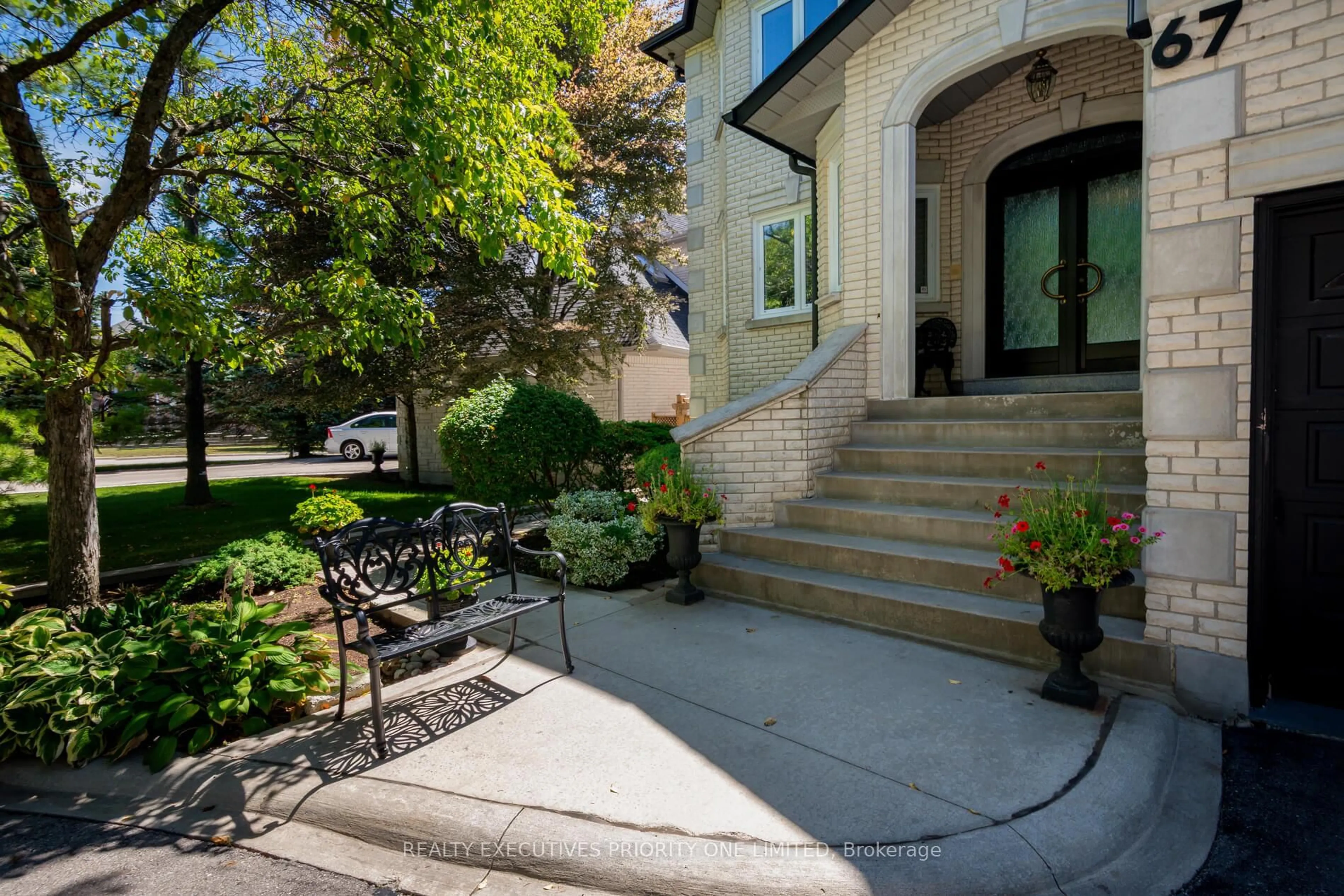 Patio, street for 67 Stockdale Cres, Richmond Hill Ontario L4C 3T1