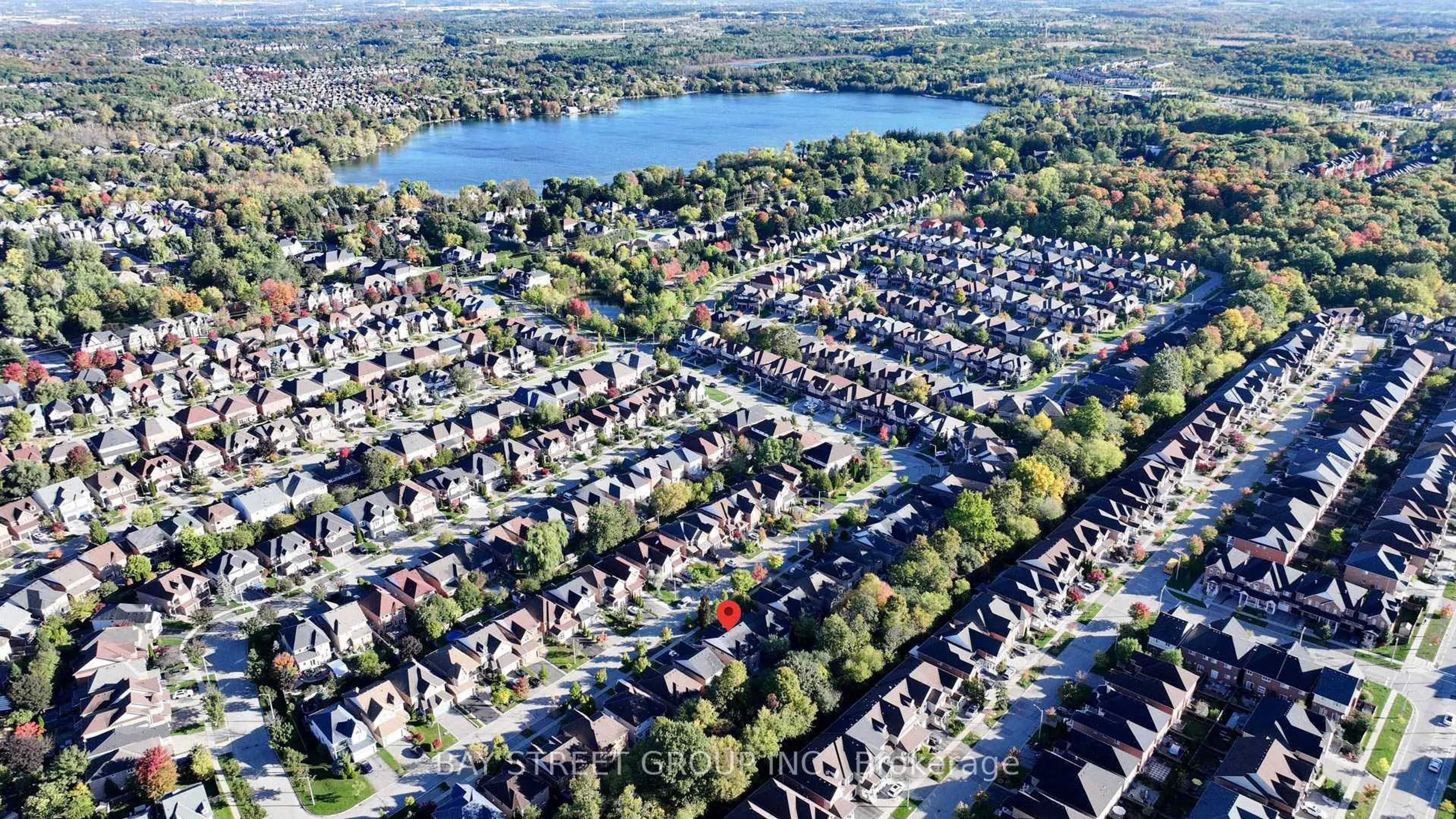 A pic from outside/outdoor area/front of a property/back of a property/a pic from drone, street for 43 English Oak Dr, Richmond Hill Ontario L4E 3W2