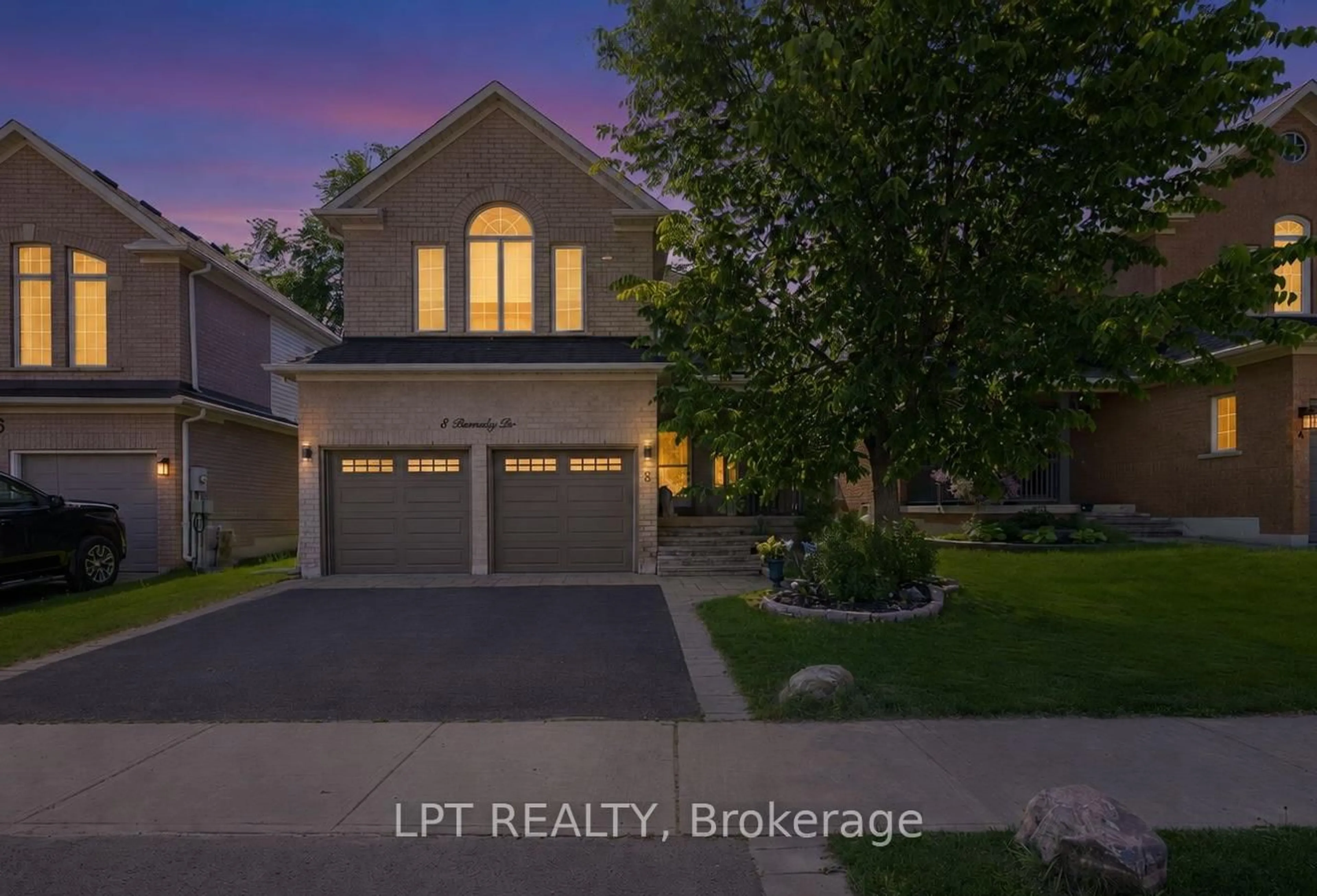 A pic from outside/outdoor area/front of a property/back of a property/a pic from drone, street for 8 Burnaby Dr, Georgina Ontario L4P 3Z1