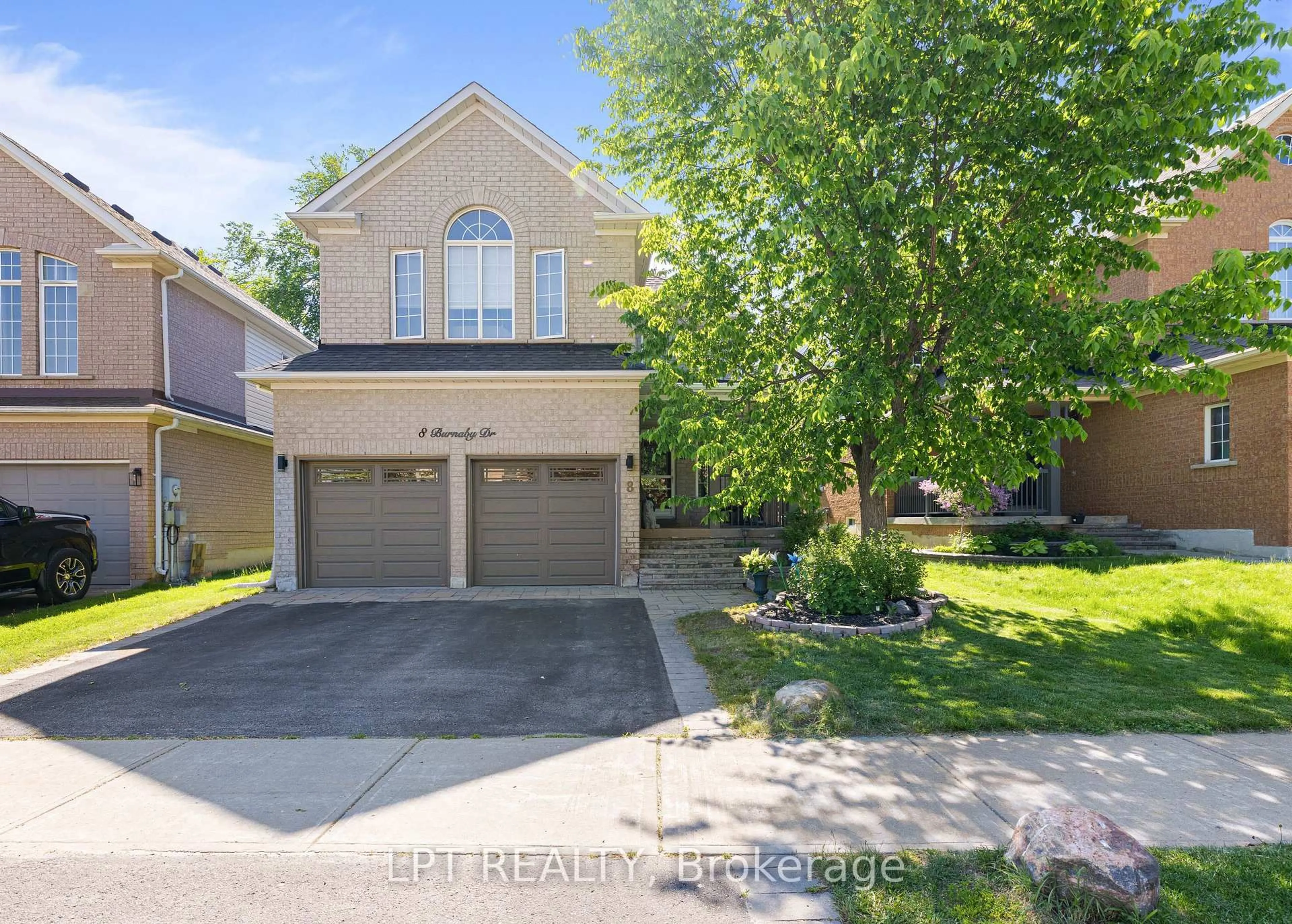 A pic from outside/outdoor area/front of a property/back of a property/a pic from drone, street for 8 Burnaby Dr, Georgina Ontario L4P 3Z1