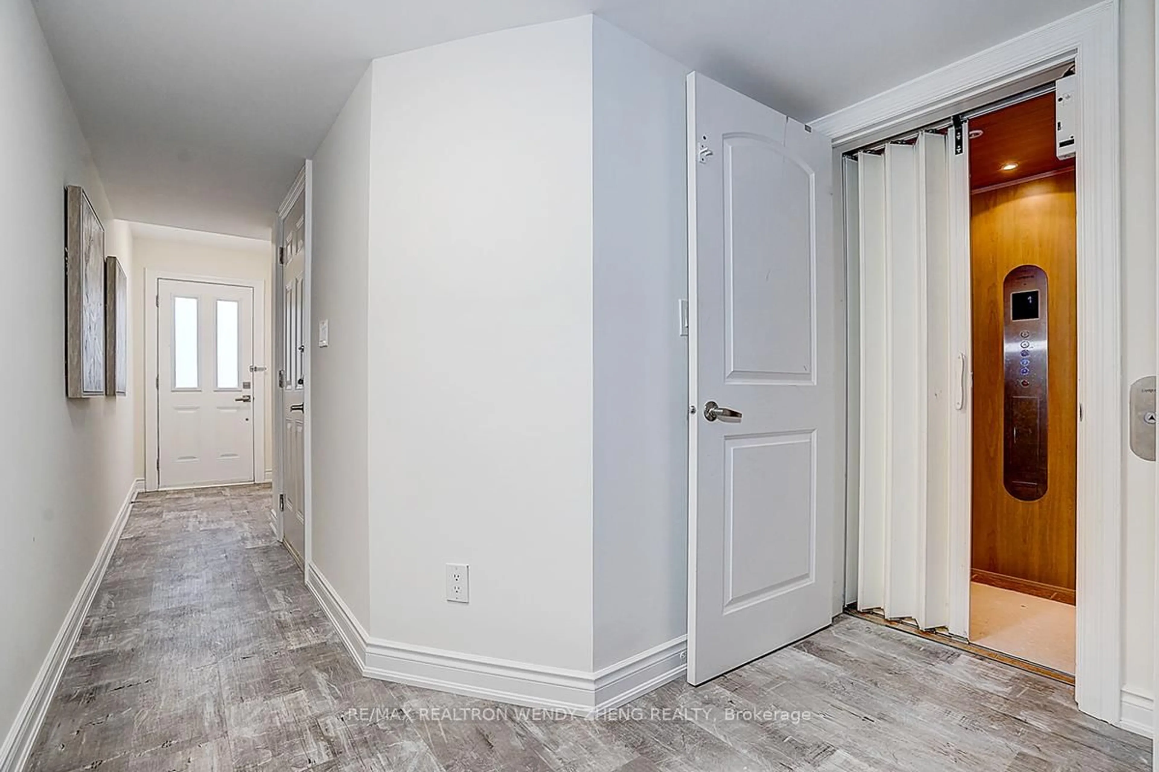 Indoor entryway for 80 Benson Ave, Richmond Hill Ontario L4C 4E7